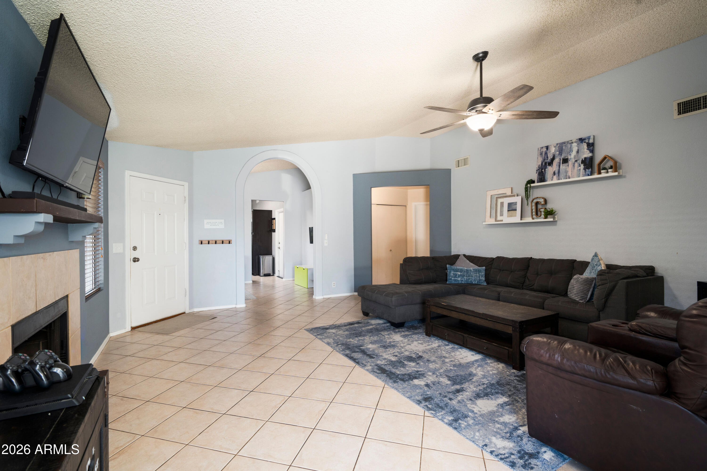 3022 E TOPEKA Drive