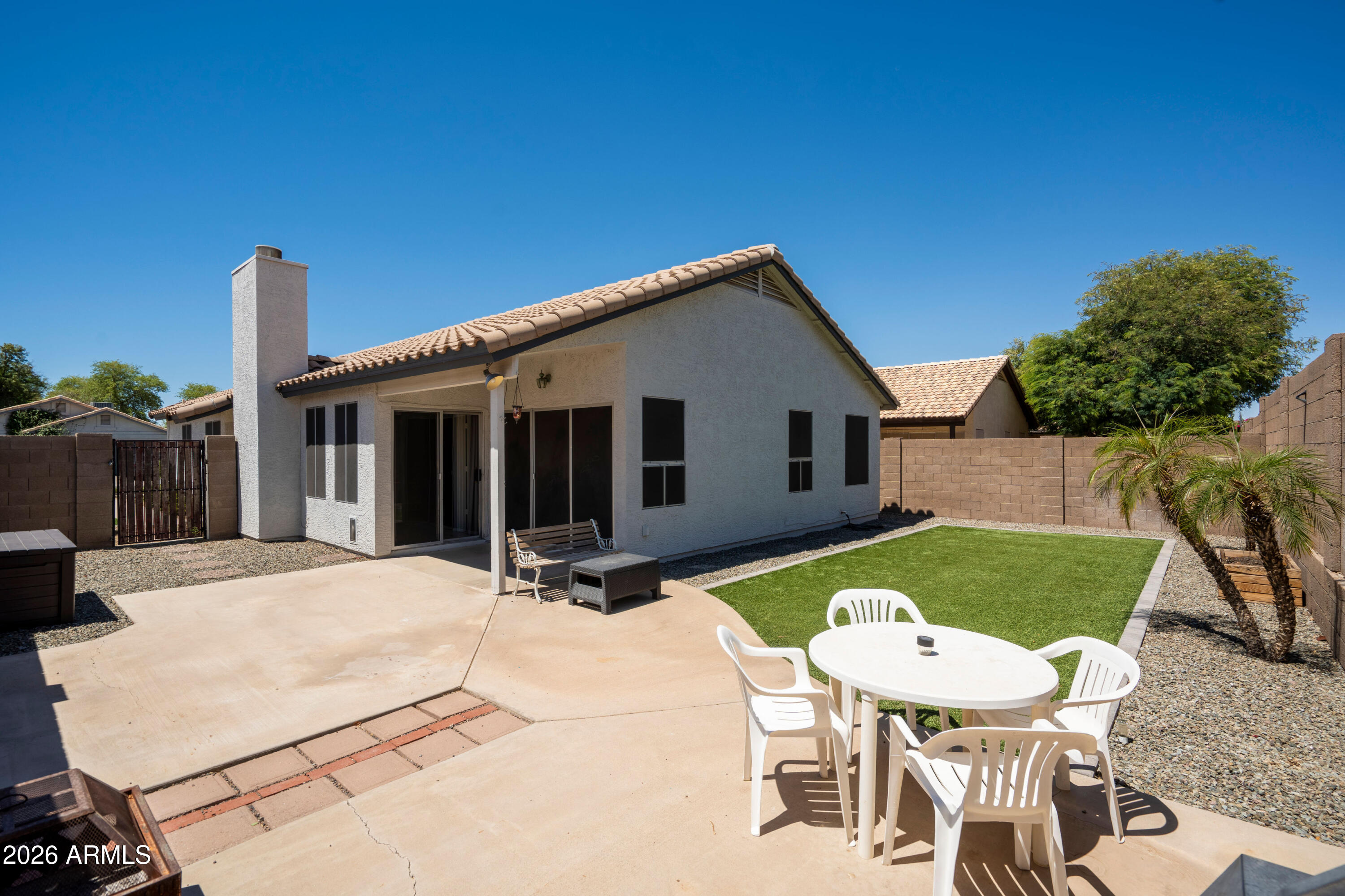 3022 E TOPEKA Drive