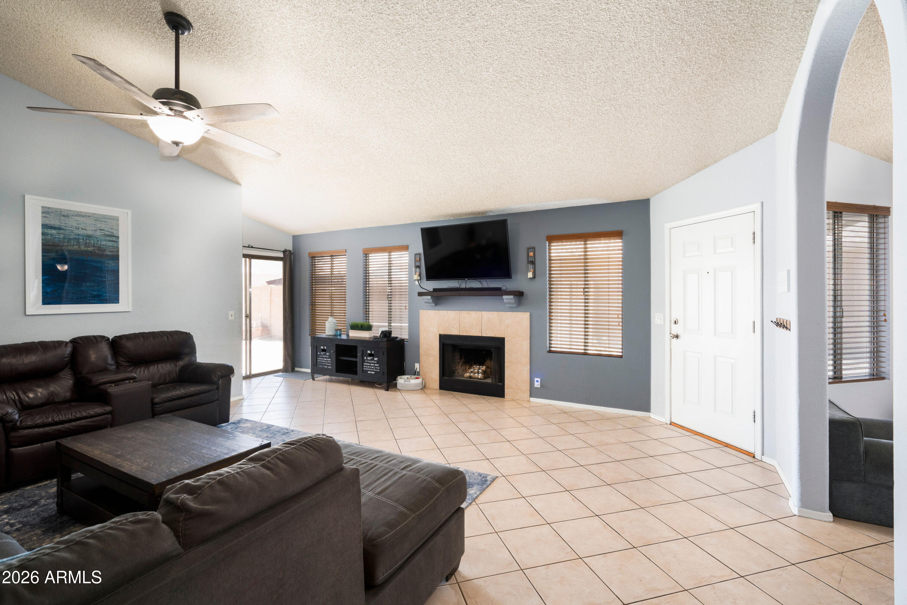 3022 E TOPEKA Drive
