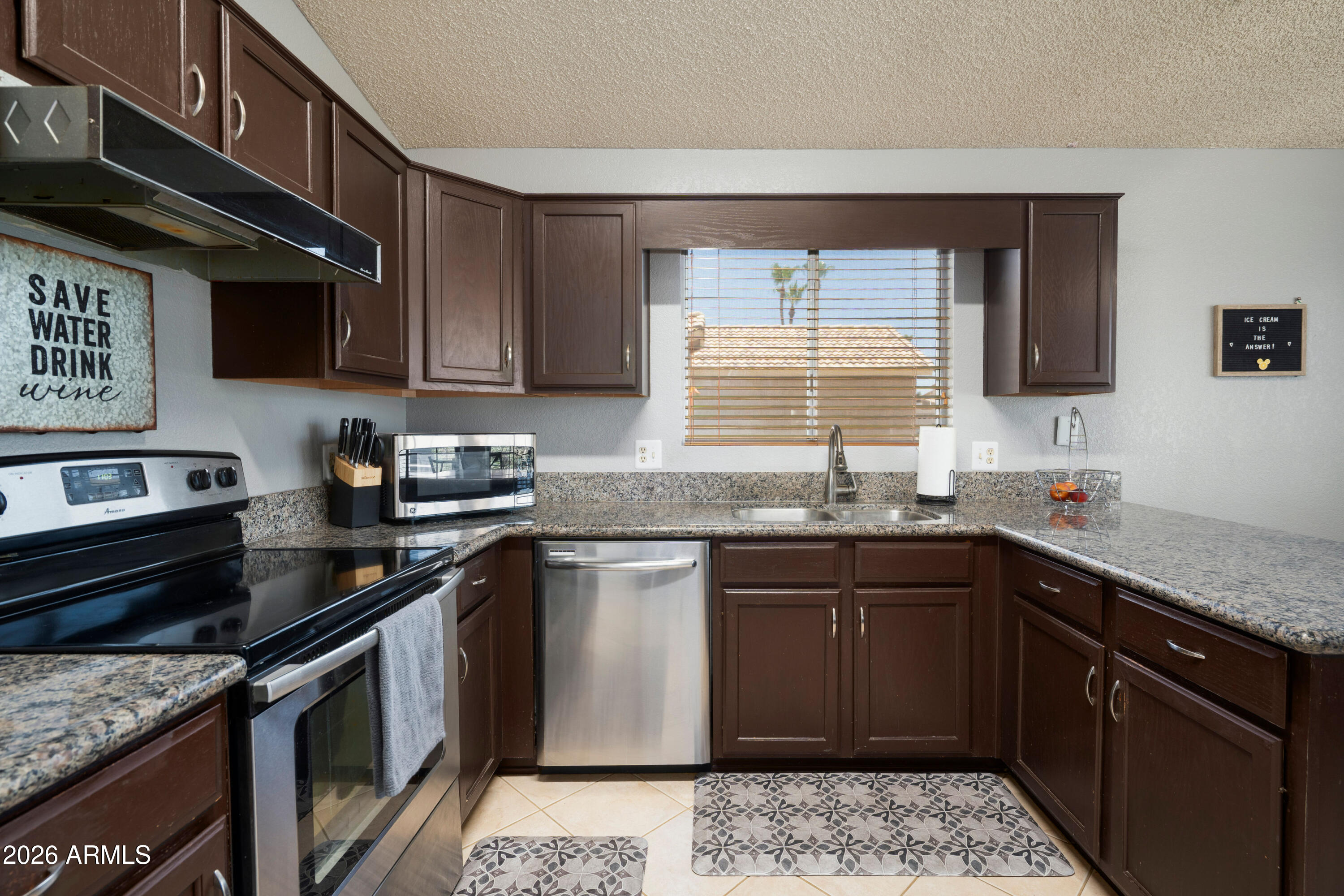 3022 E TOPEKA Drive
