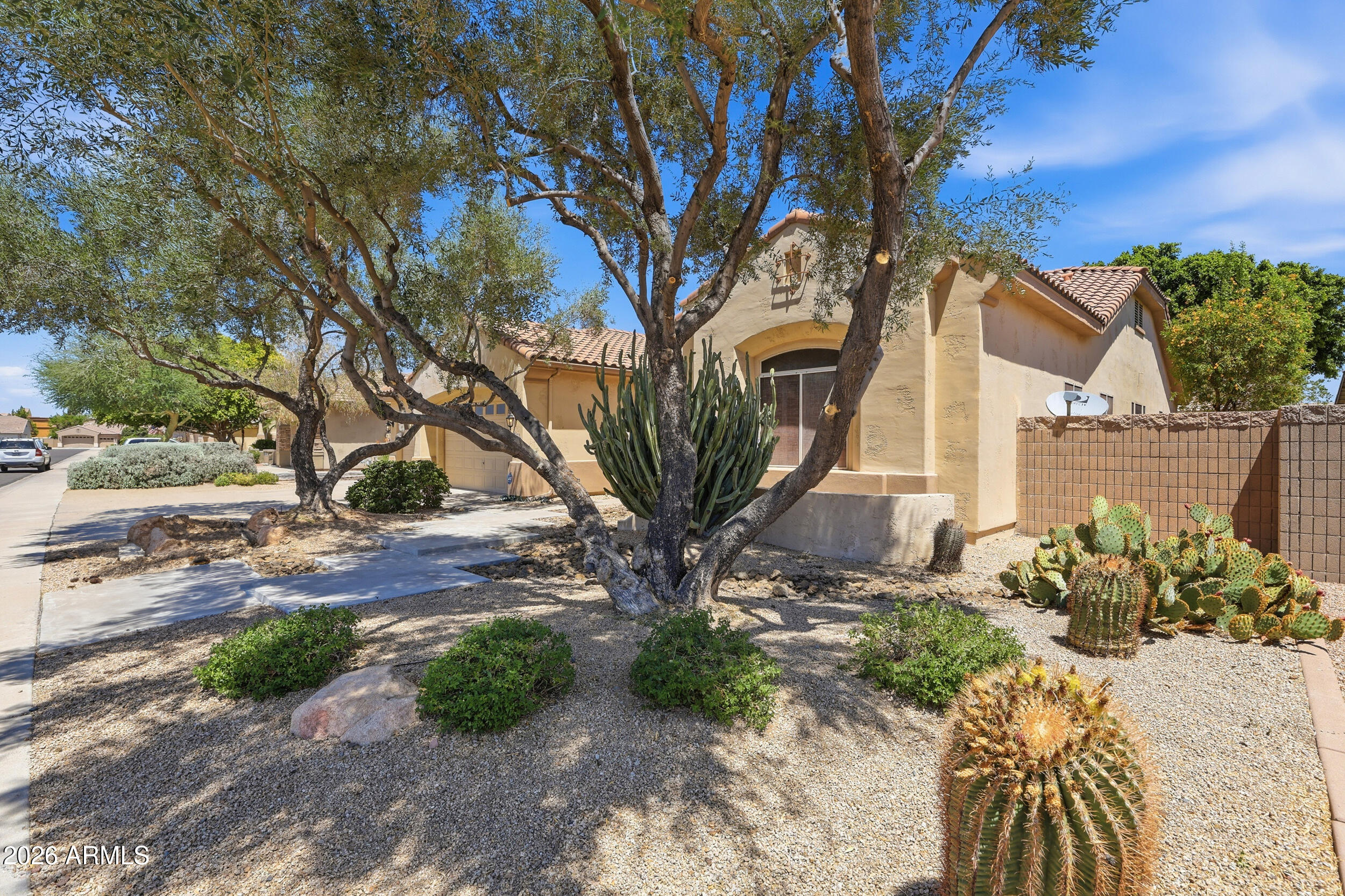 8056 W LOUISE Drive