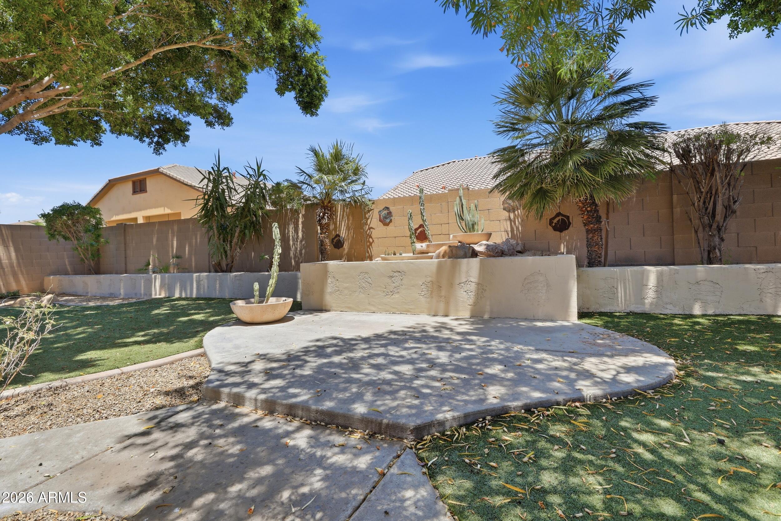8056 W LOUISE Drive