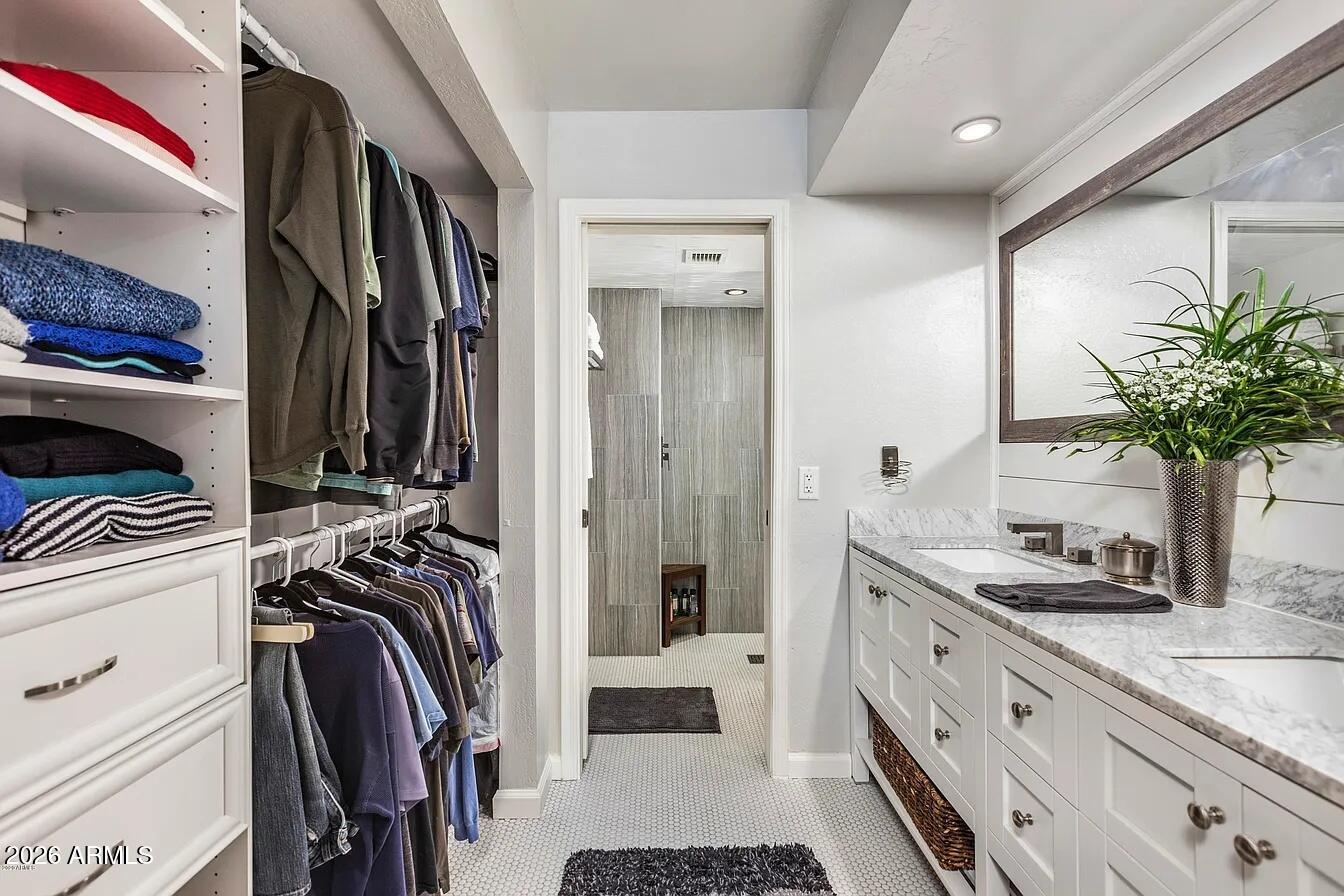 5402 E Windsor Avenue Unit 17