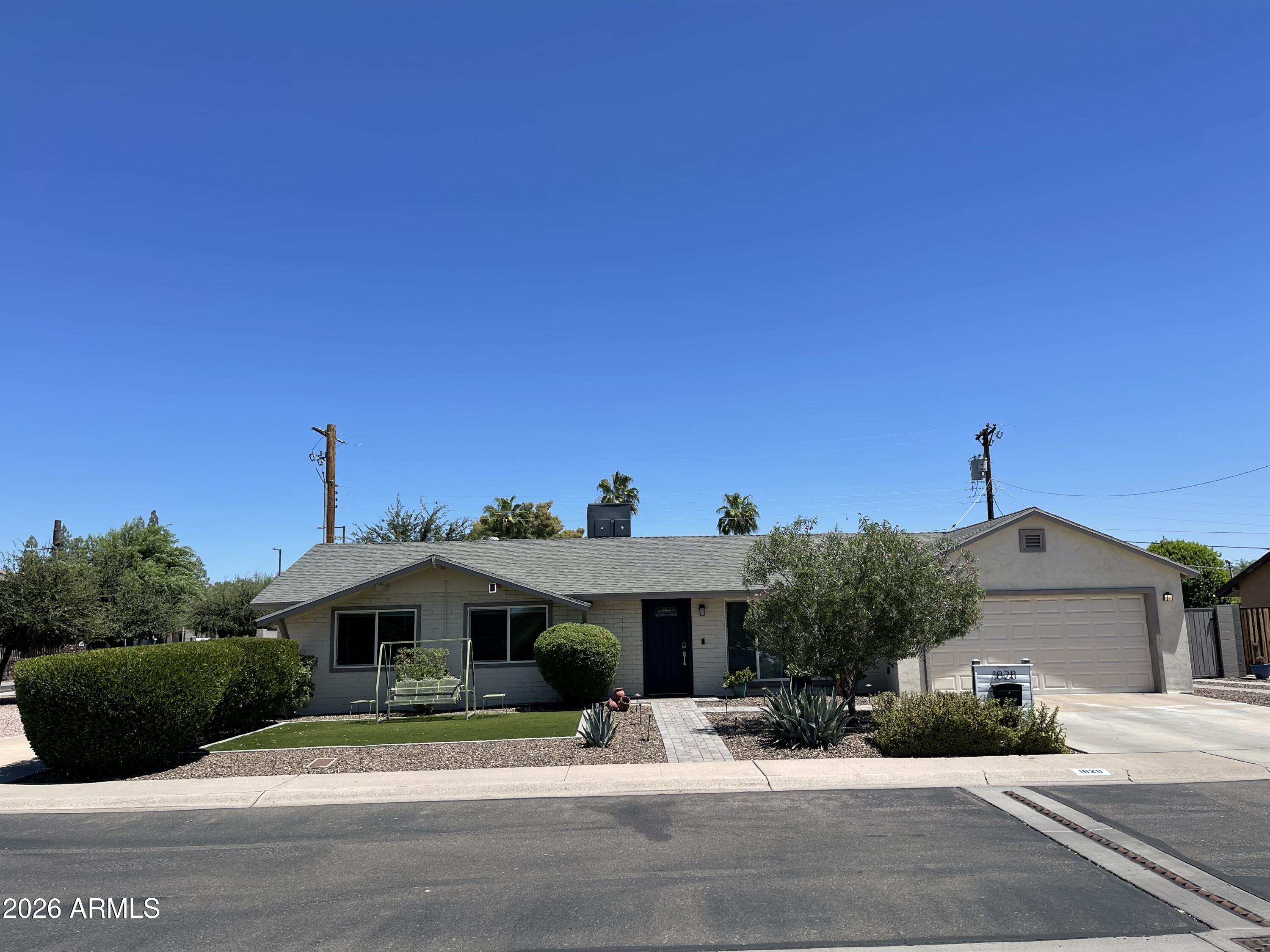 1828 W LAWRENCE Lane