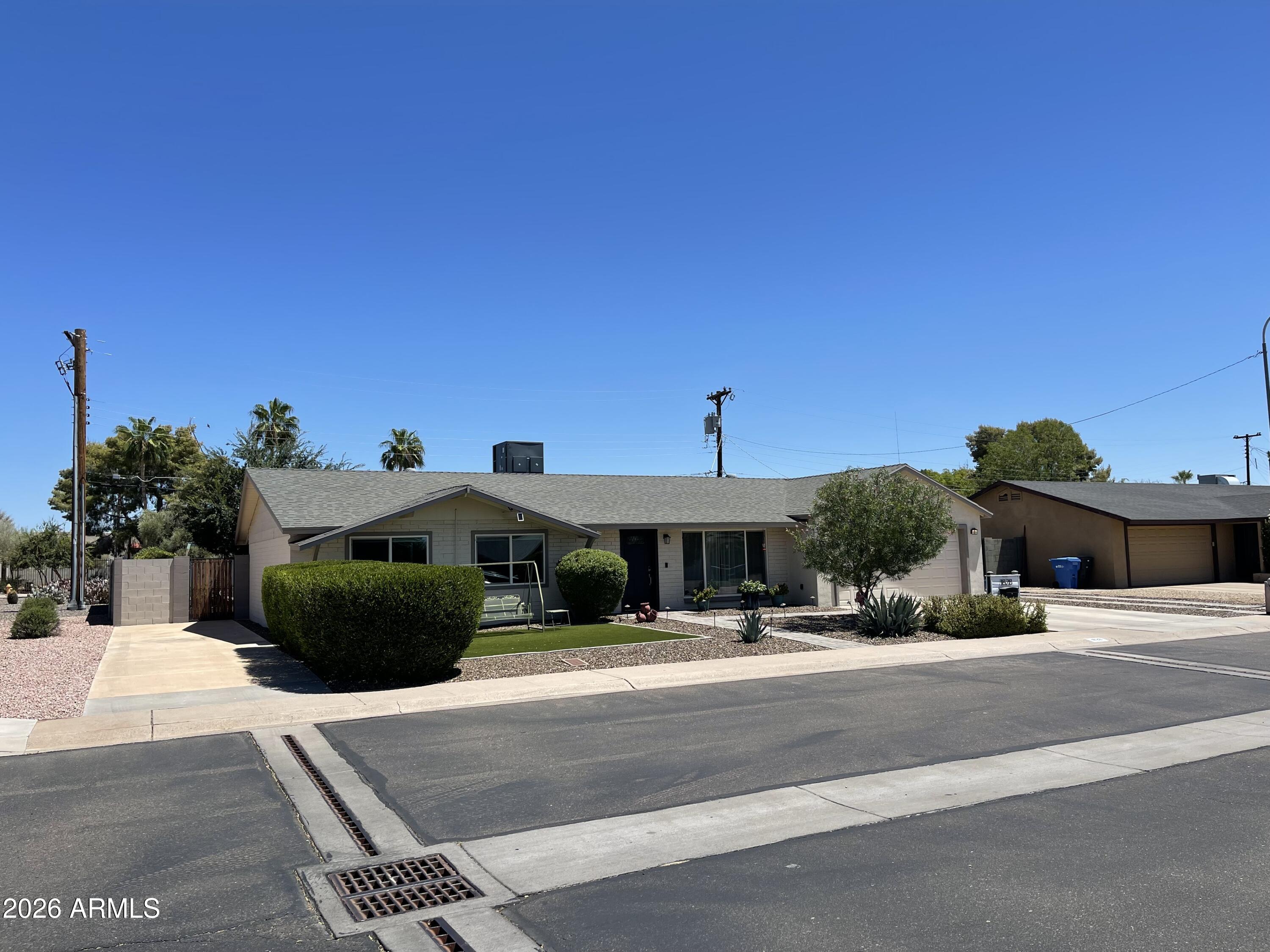 1828 W LAWRENCE Lane