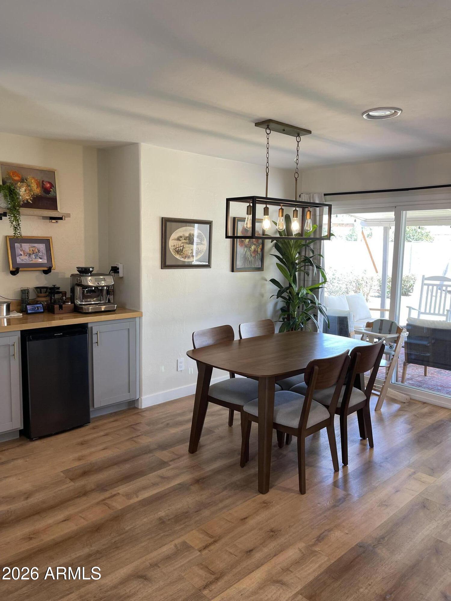 1828 W LAWRENCE Lane