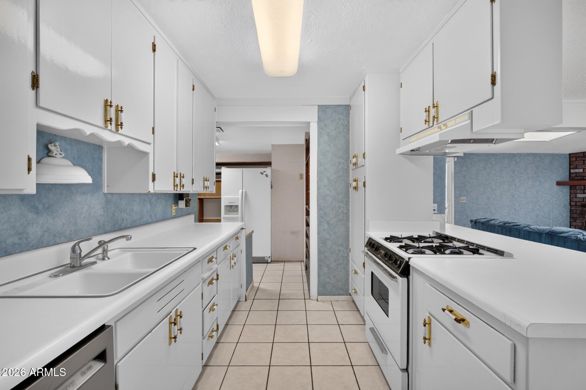 3311 W PARADISE Drive