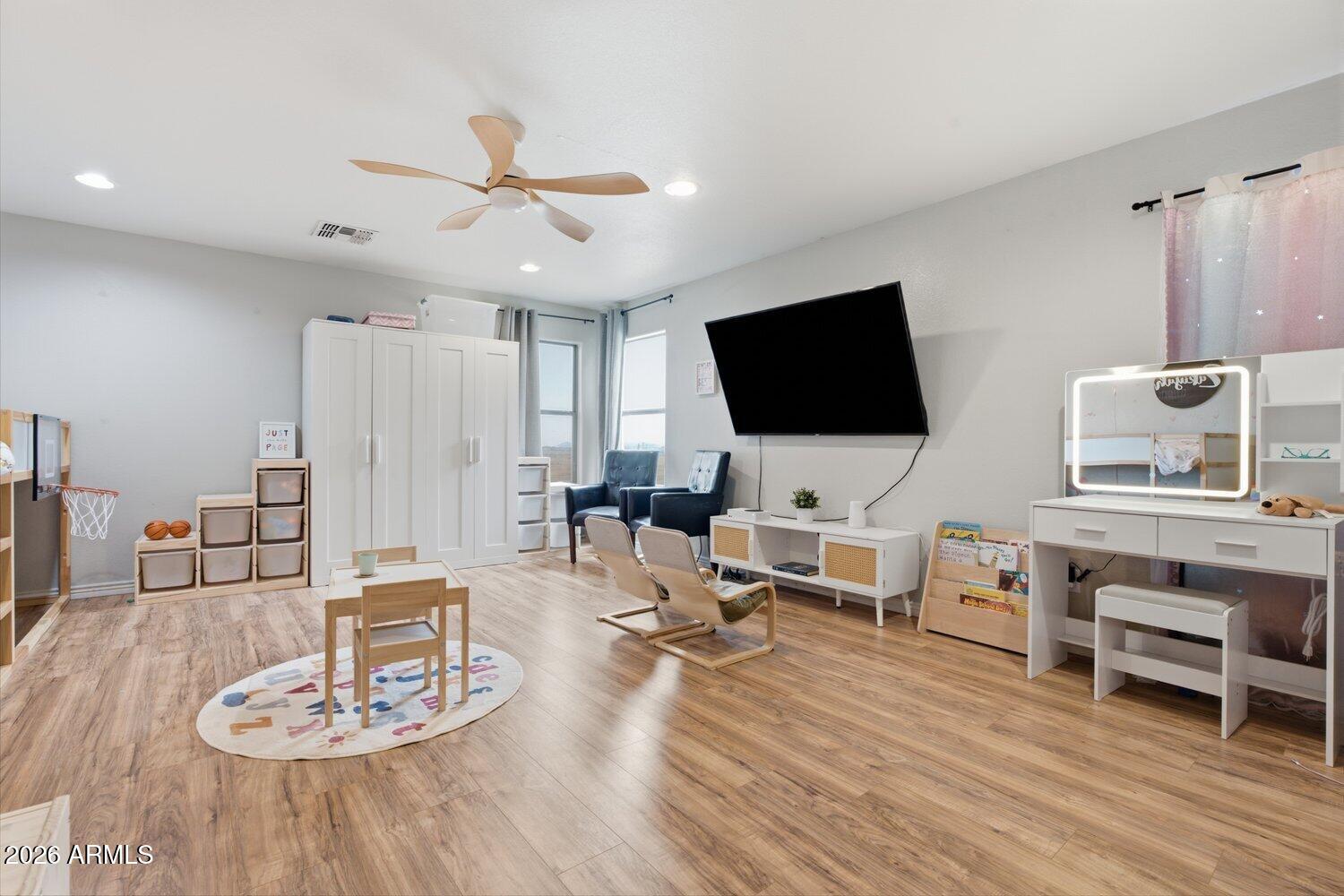 4513 E WHITEHALL Drive