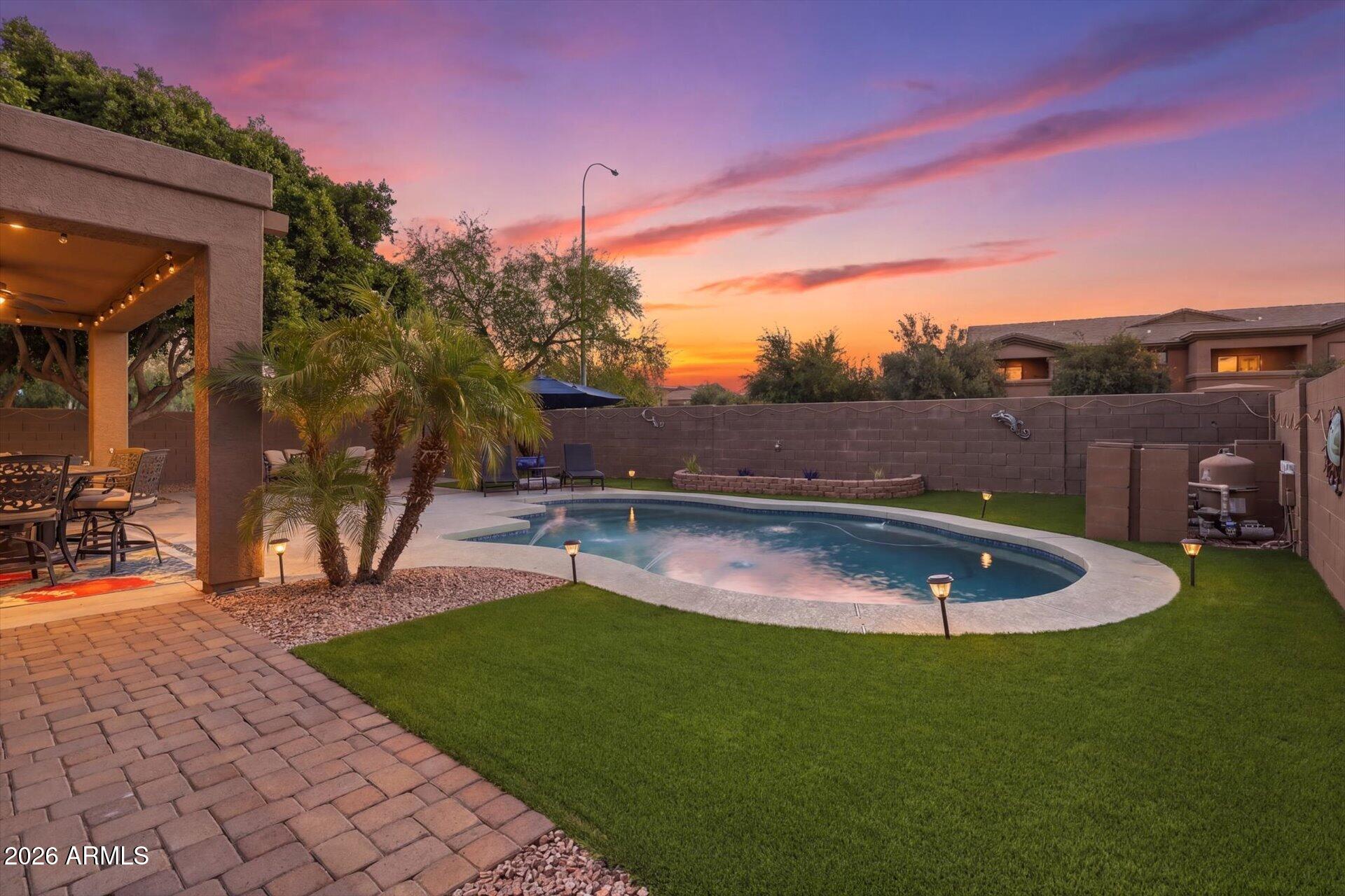 692 W HONEYSUCKLE Drive