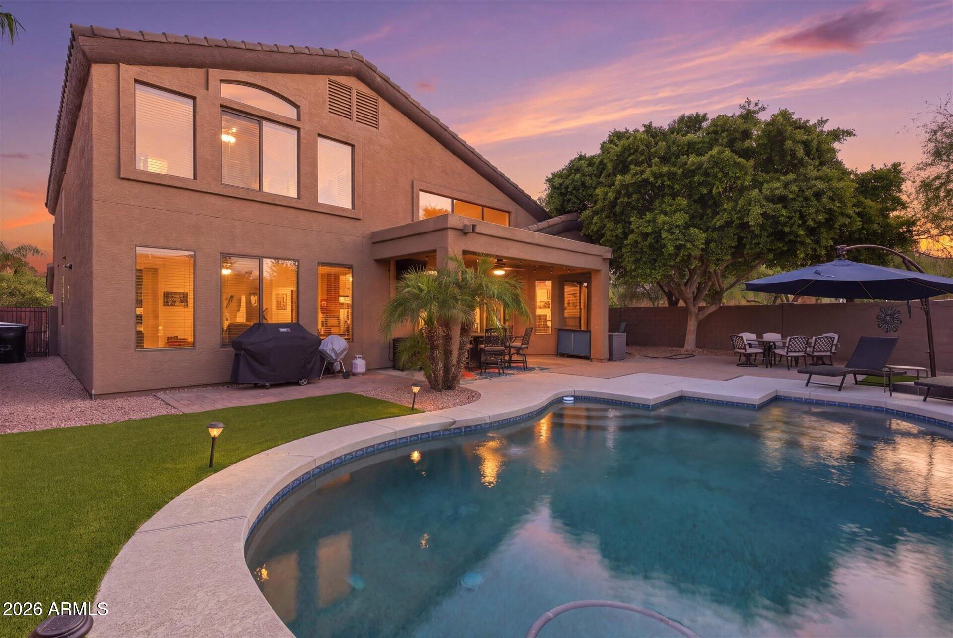 692 W HONEYSUCKLE Drive