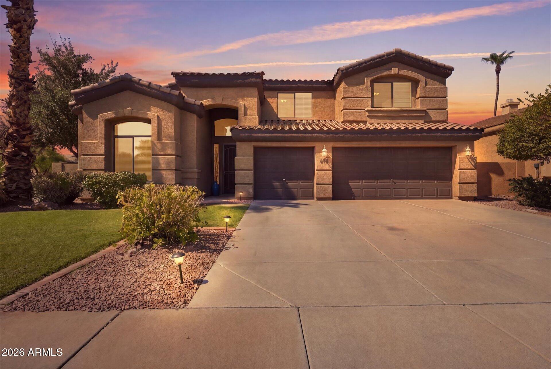 692 W HONEYSUCKLE Drive