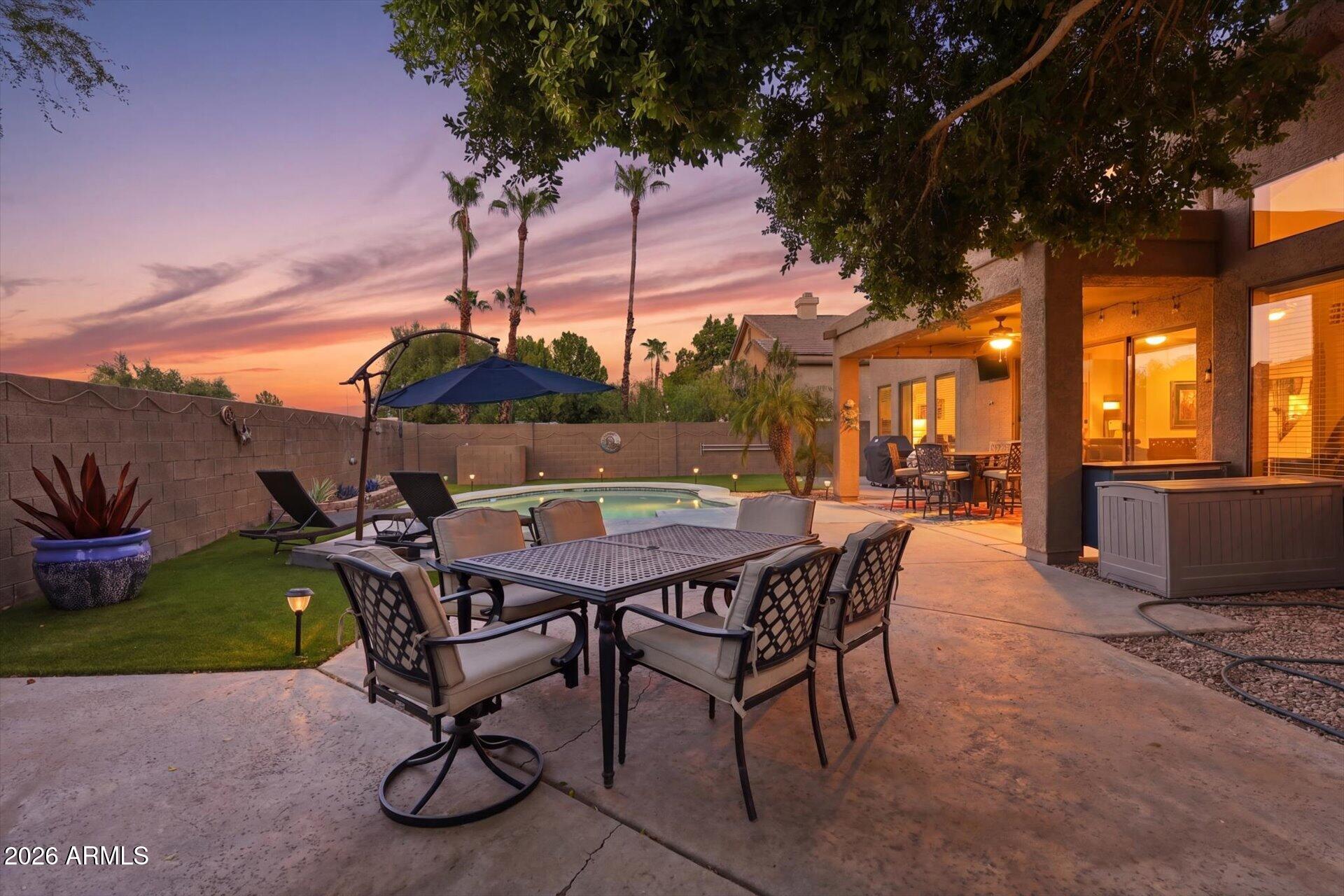 692 W HONEYSUCKLE Drive