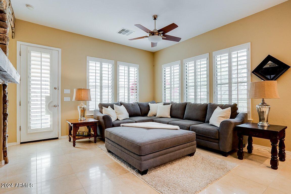 9221 E Desert View