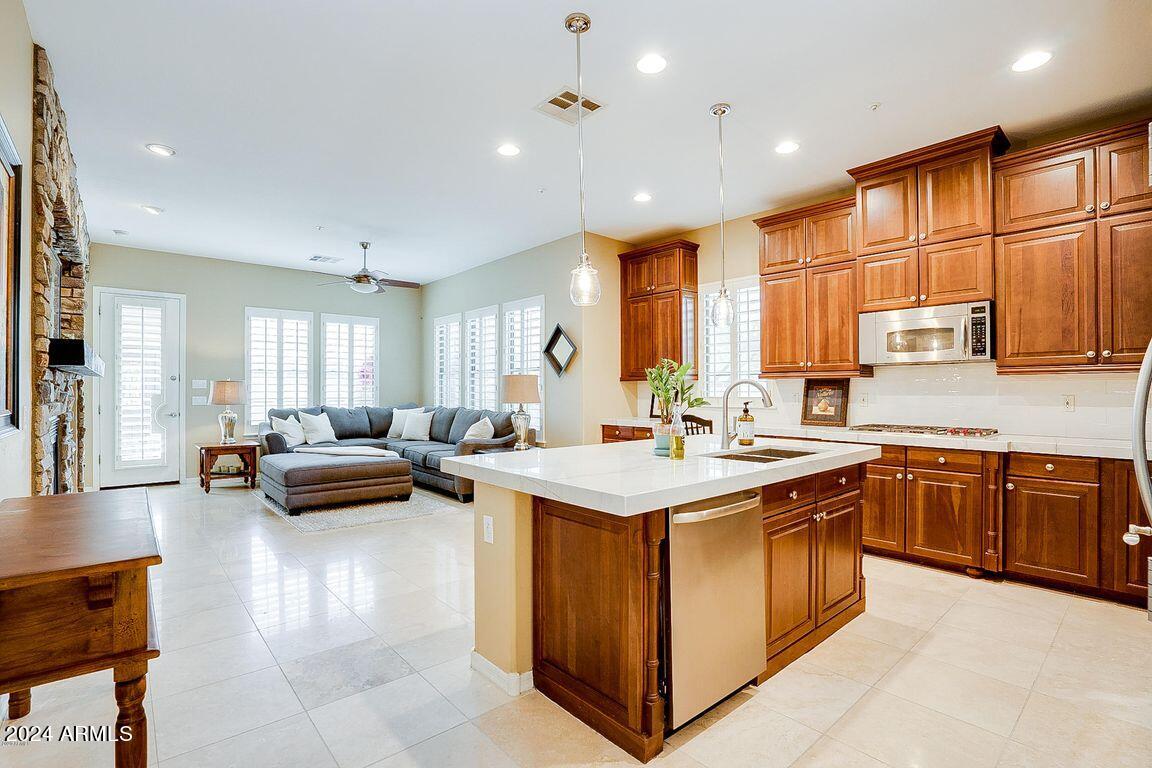 9221 E Desert View