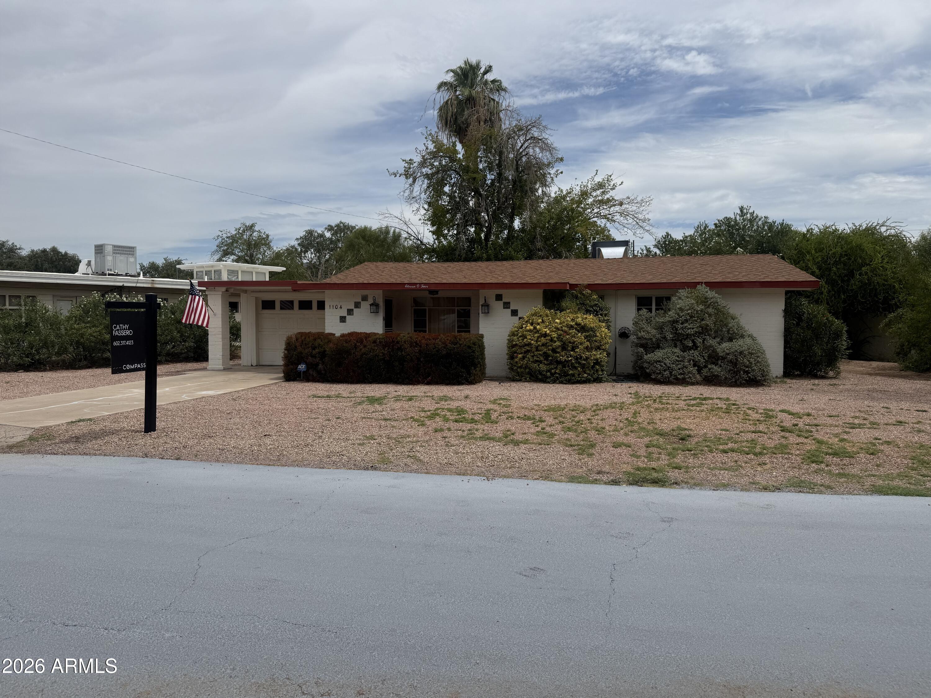 1104 E FERN Drive S