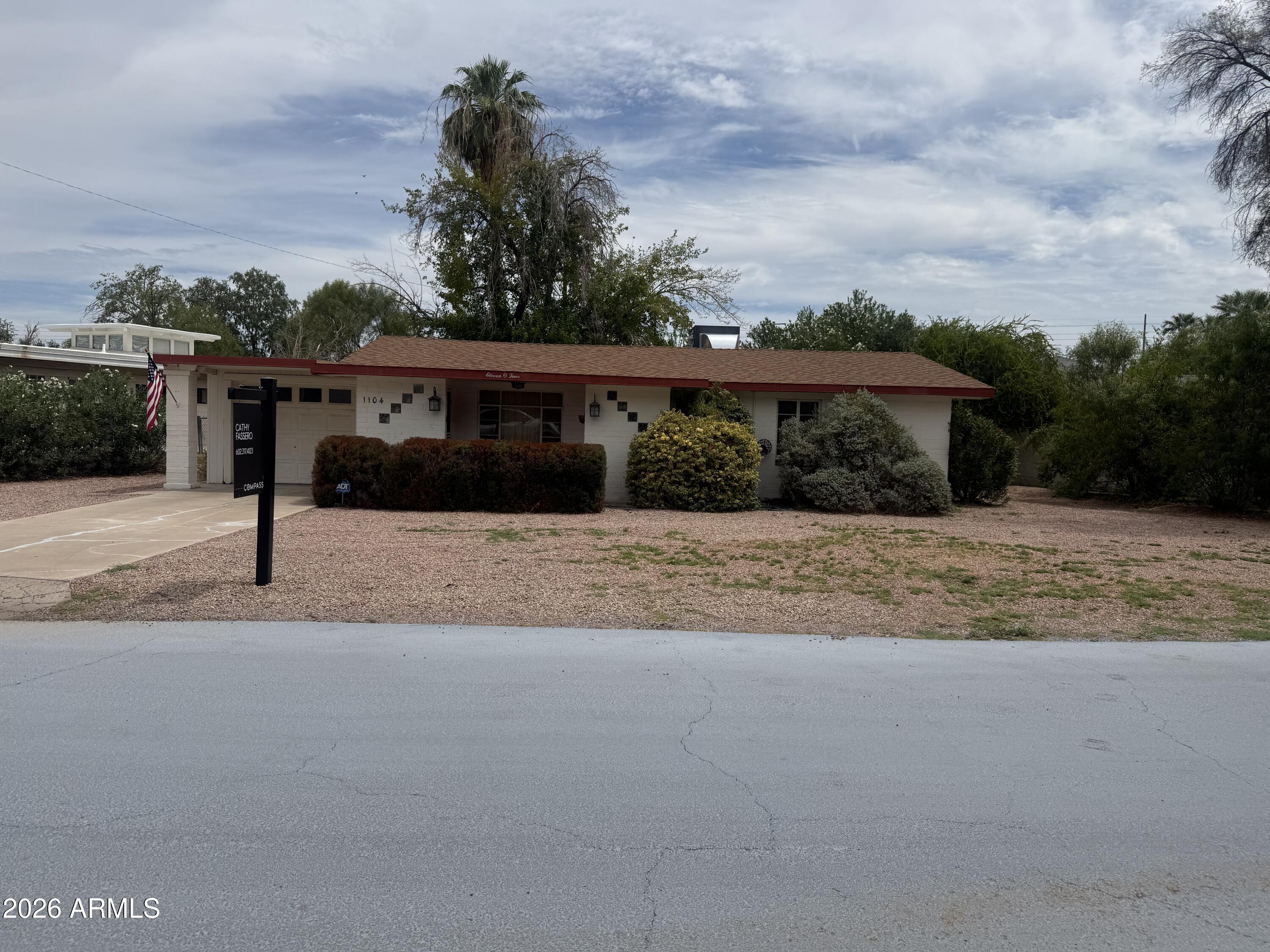1104 E FERN Drive S
