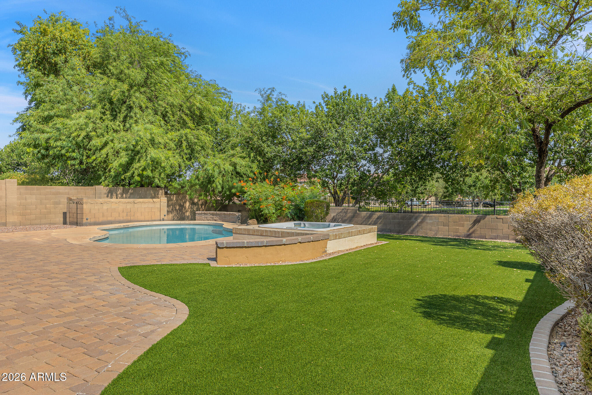 1226 E GWEN Street