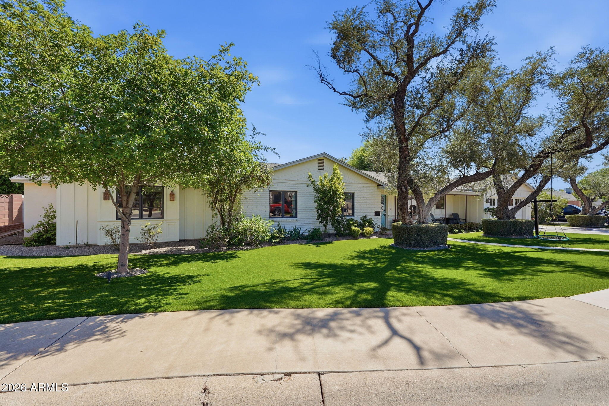 3427 E MARIPOSA Street