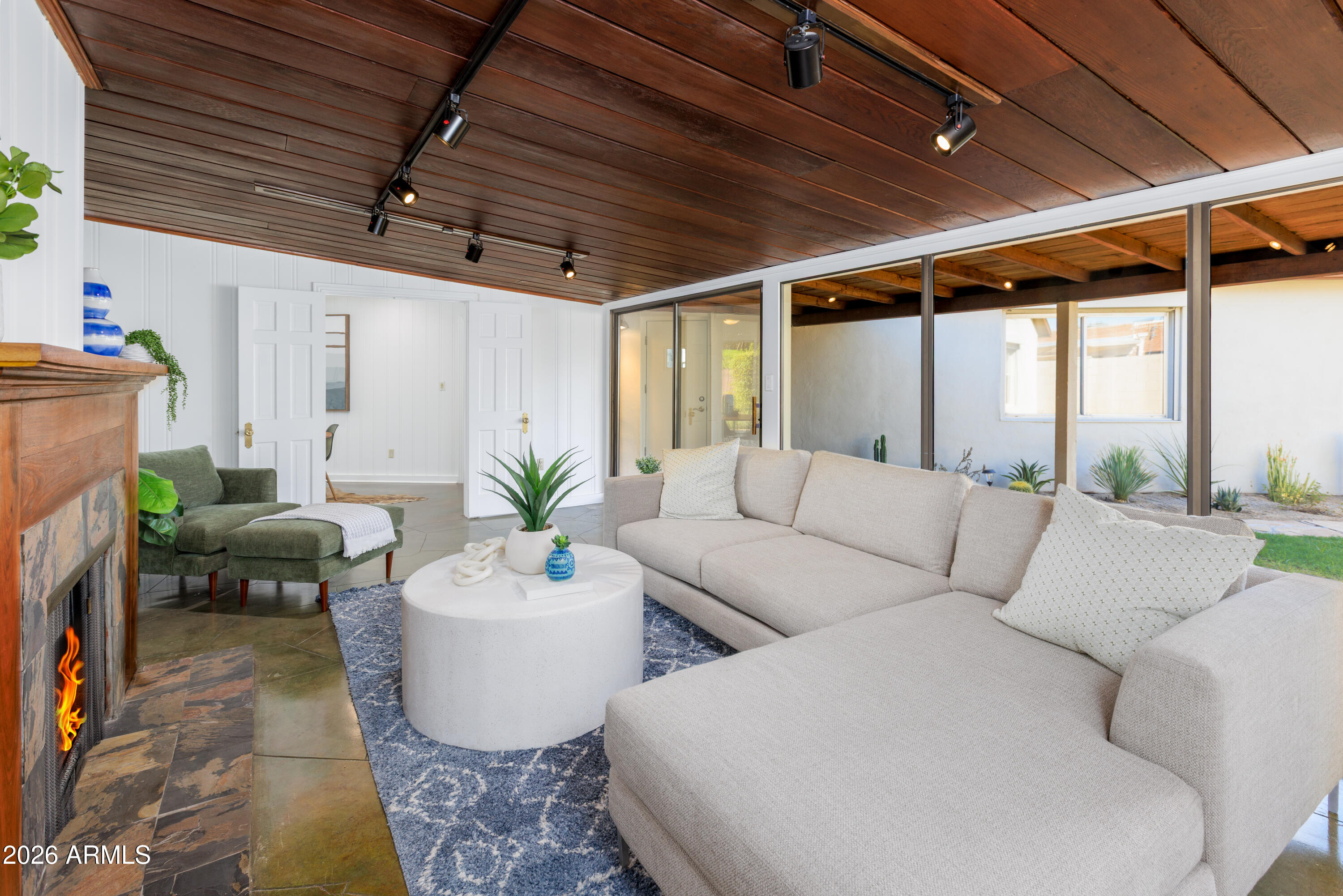 301 W Holly Street