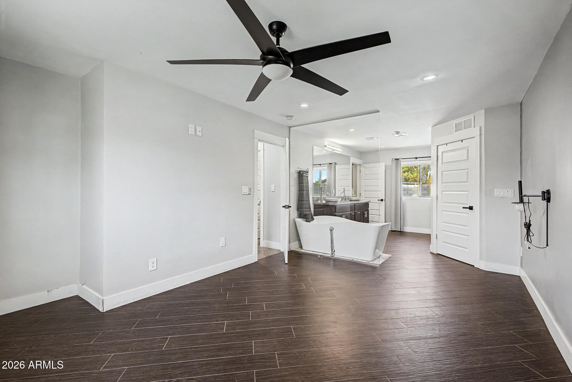 8326 E HUBBELL Street
