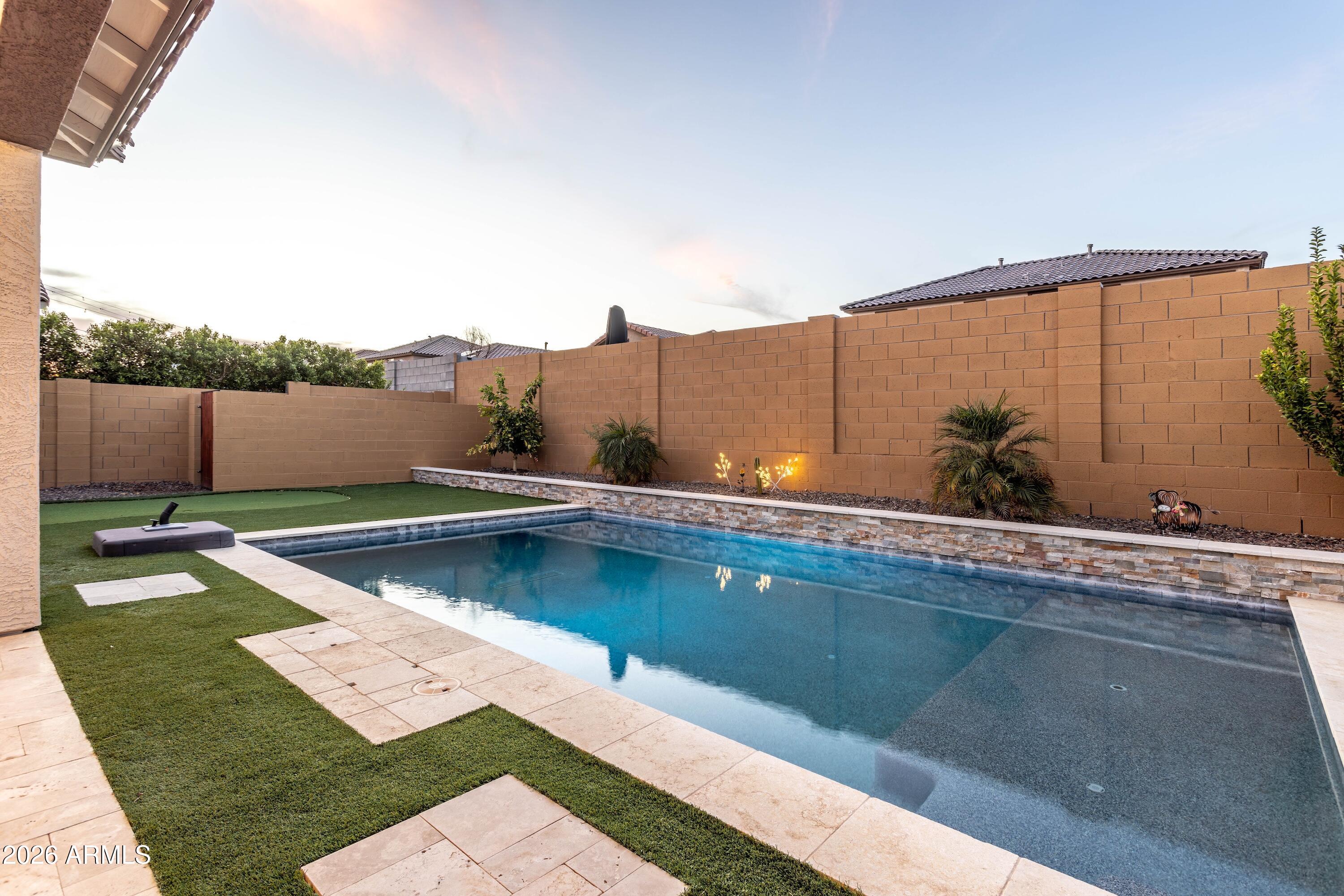 17146 W RUNNING DEER Trail