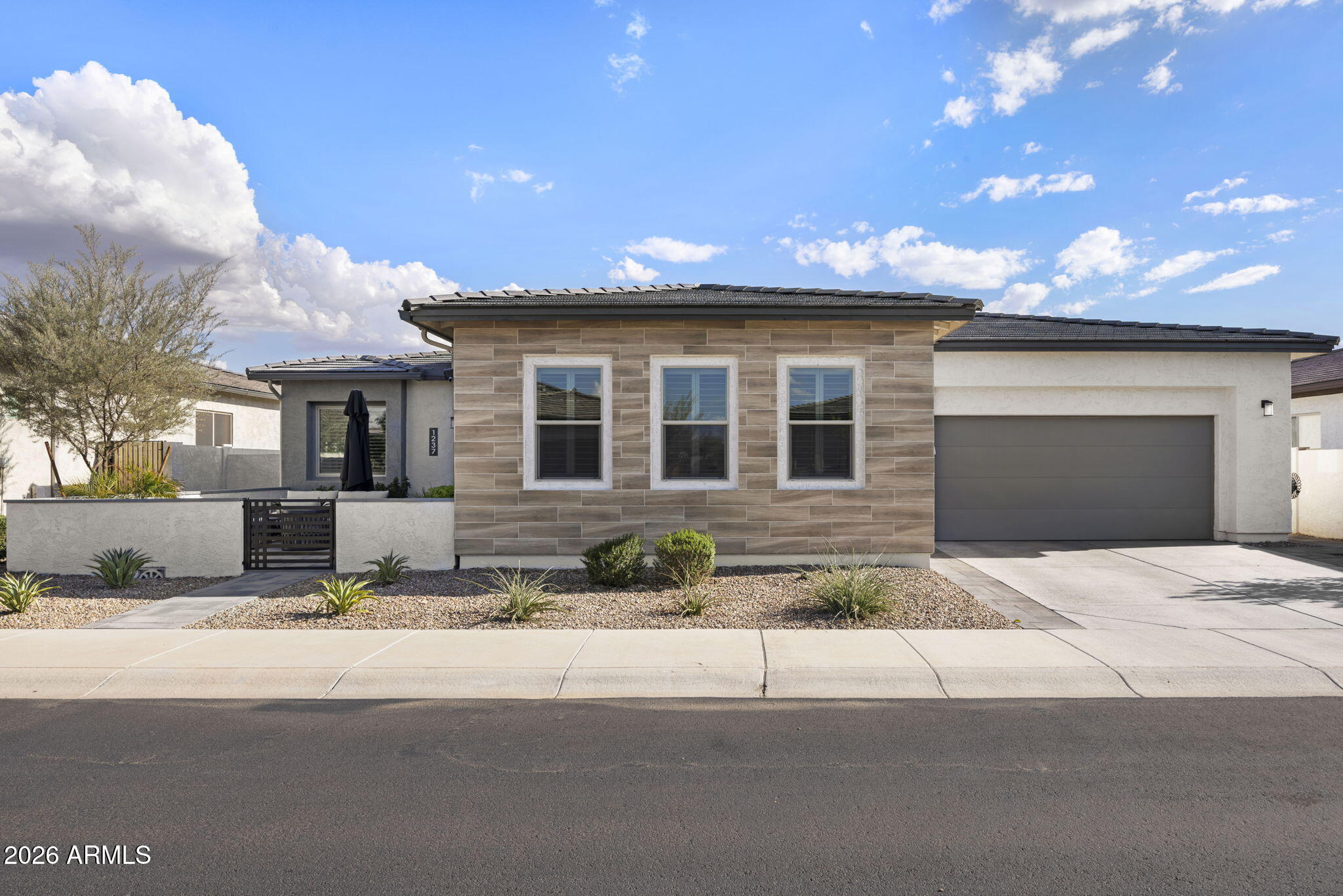 1237 W CHERRYWOOD Drive