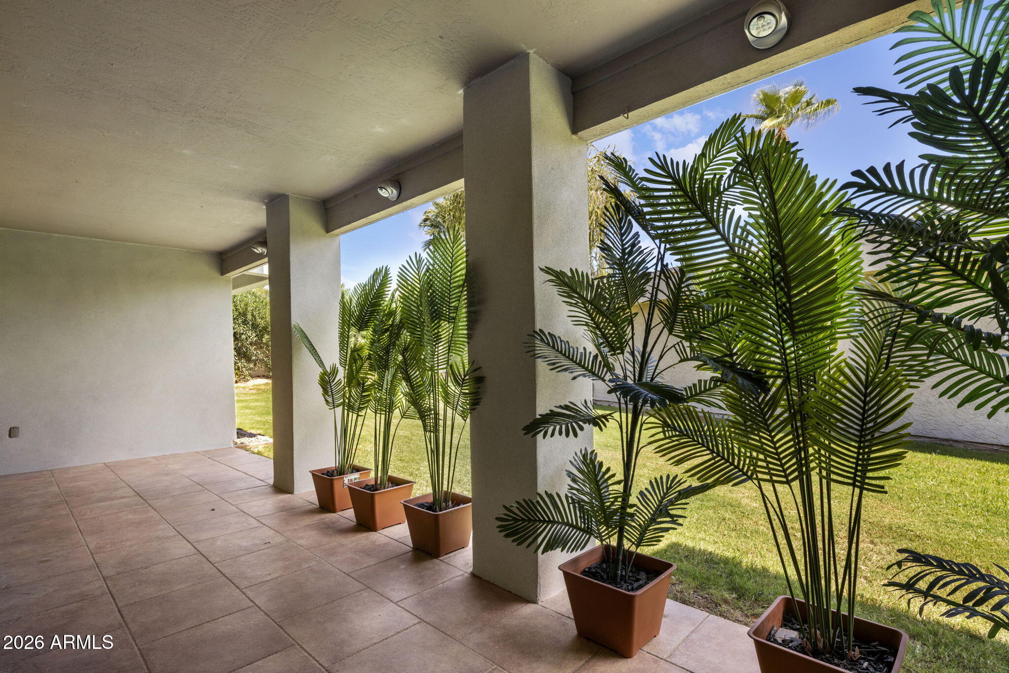 8037 N VIA PALMA