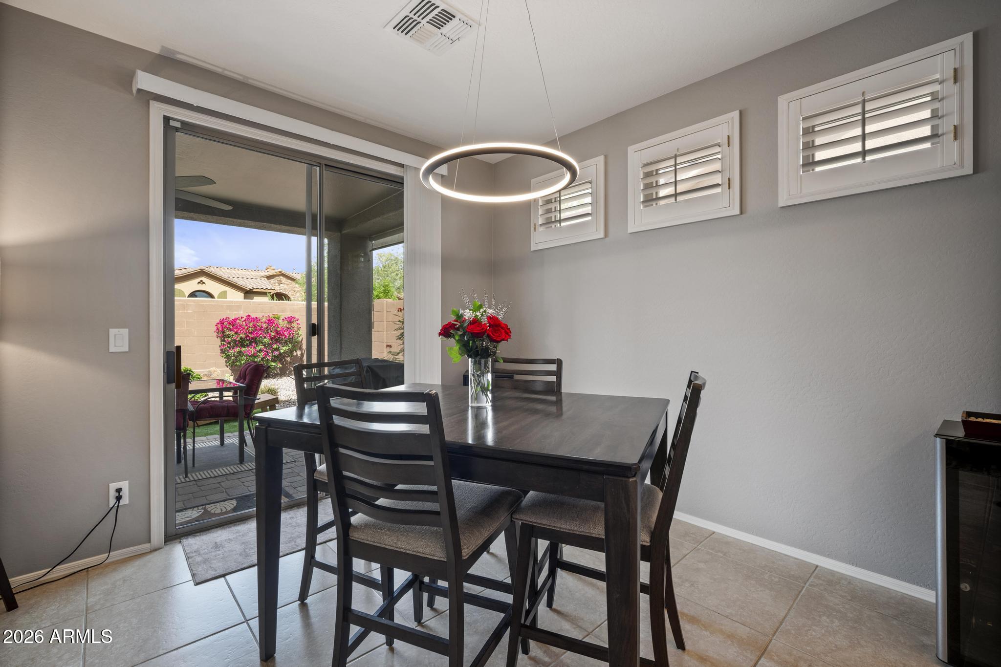 1922 W WHITMAN Court