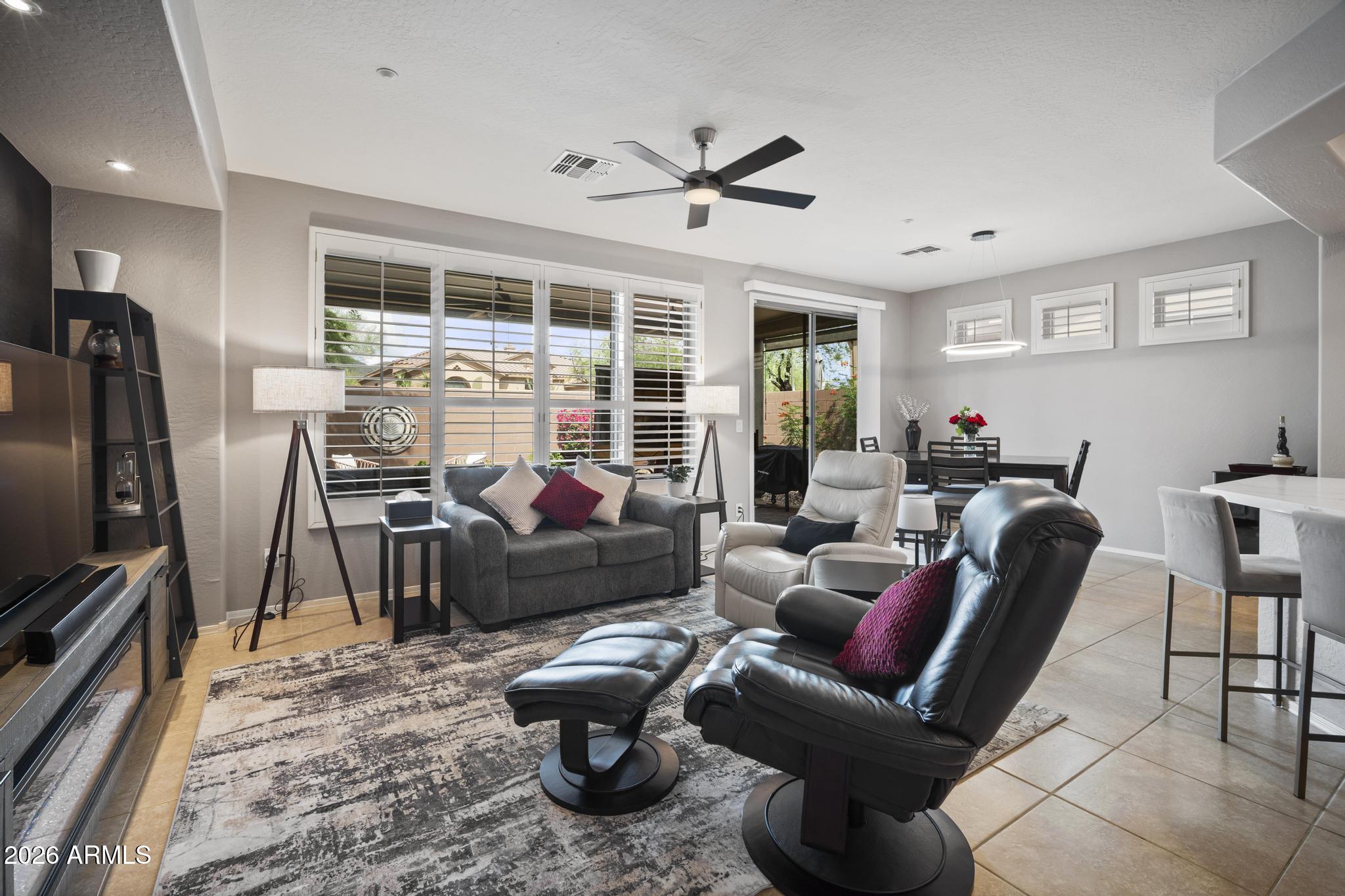 1922 W WHITMAN Court