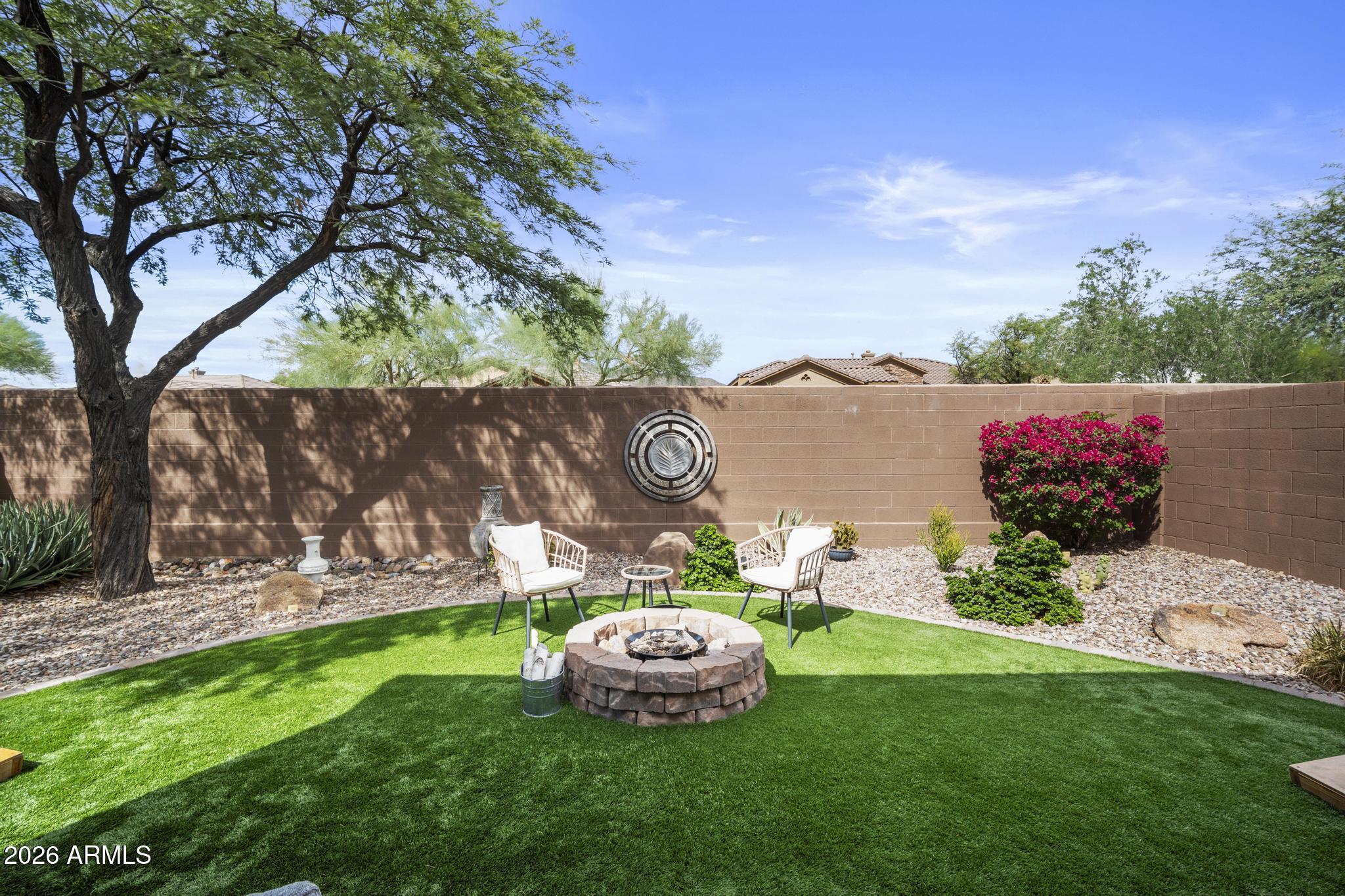 1922 W WHITMAN Court