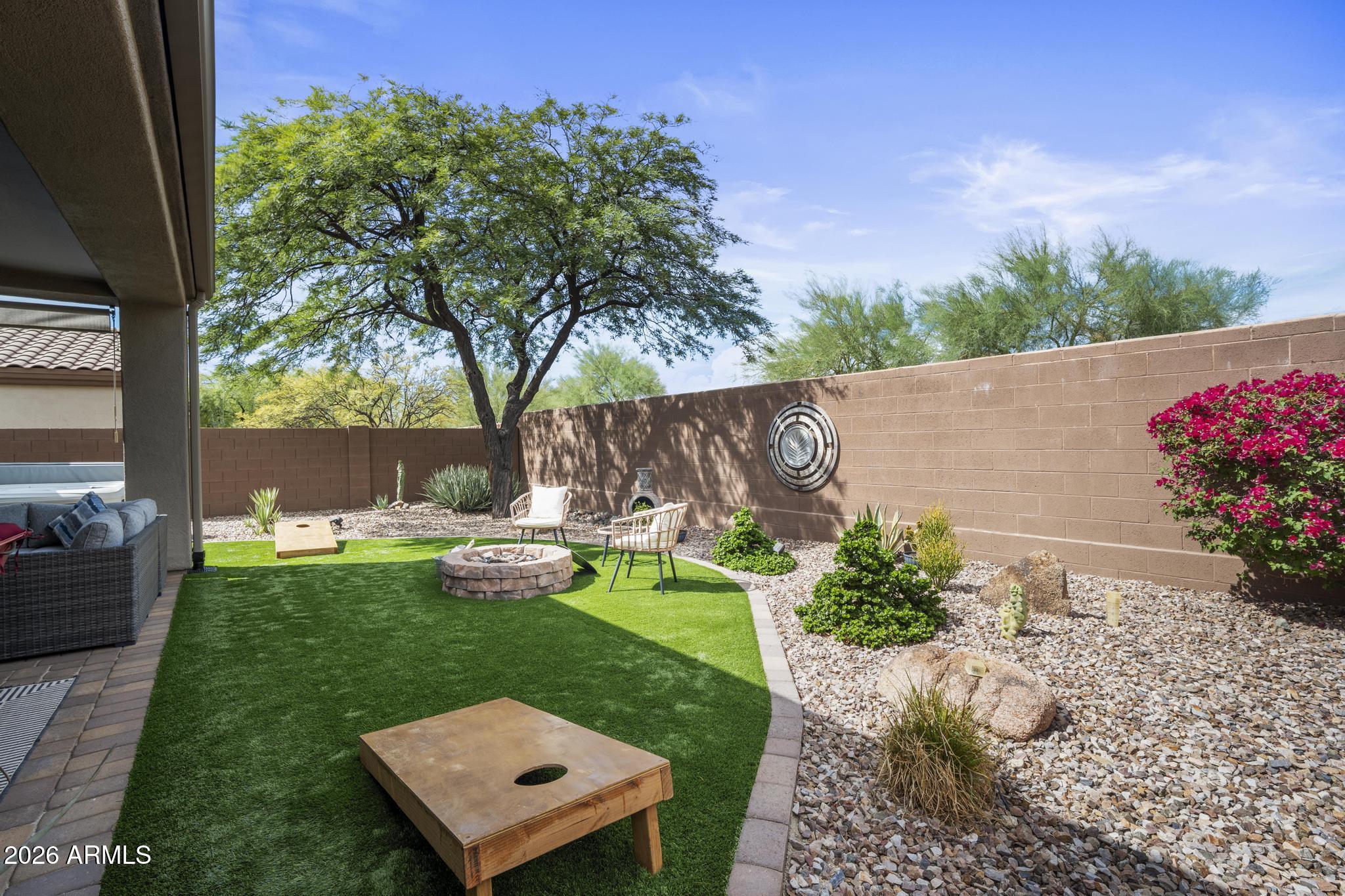 1922 W WHITMAN Court