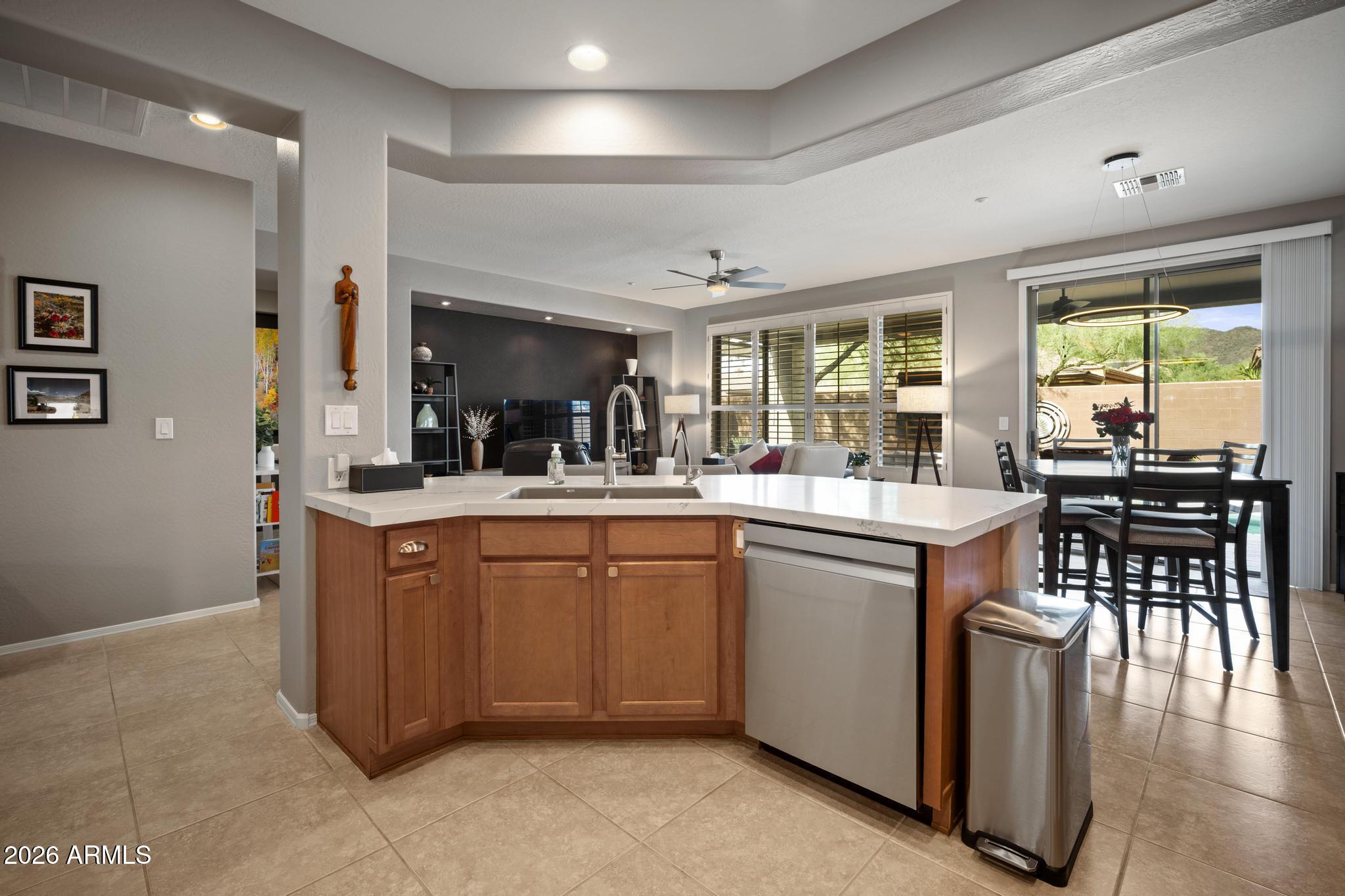 1922 W WHITMAN Court