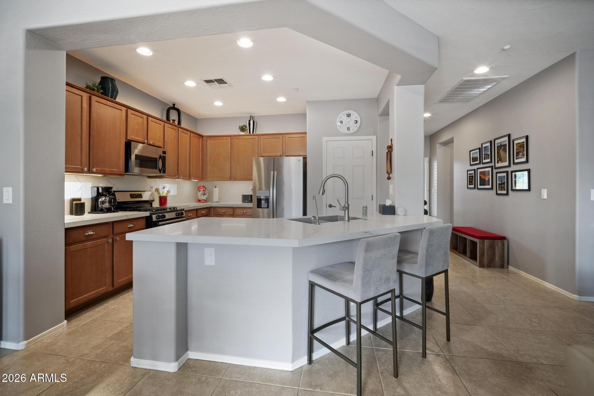 1922 W WHITMAN Court