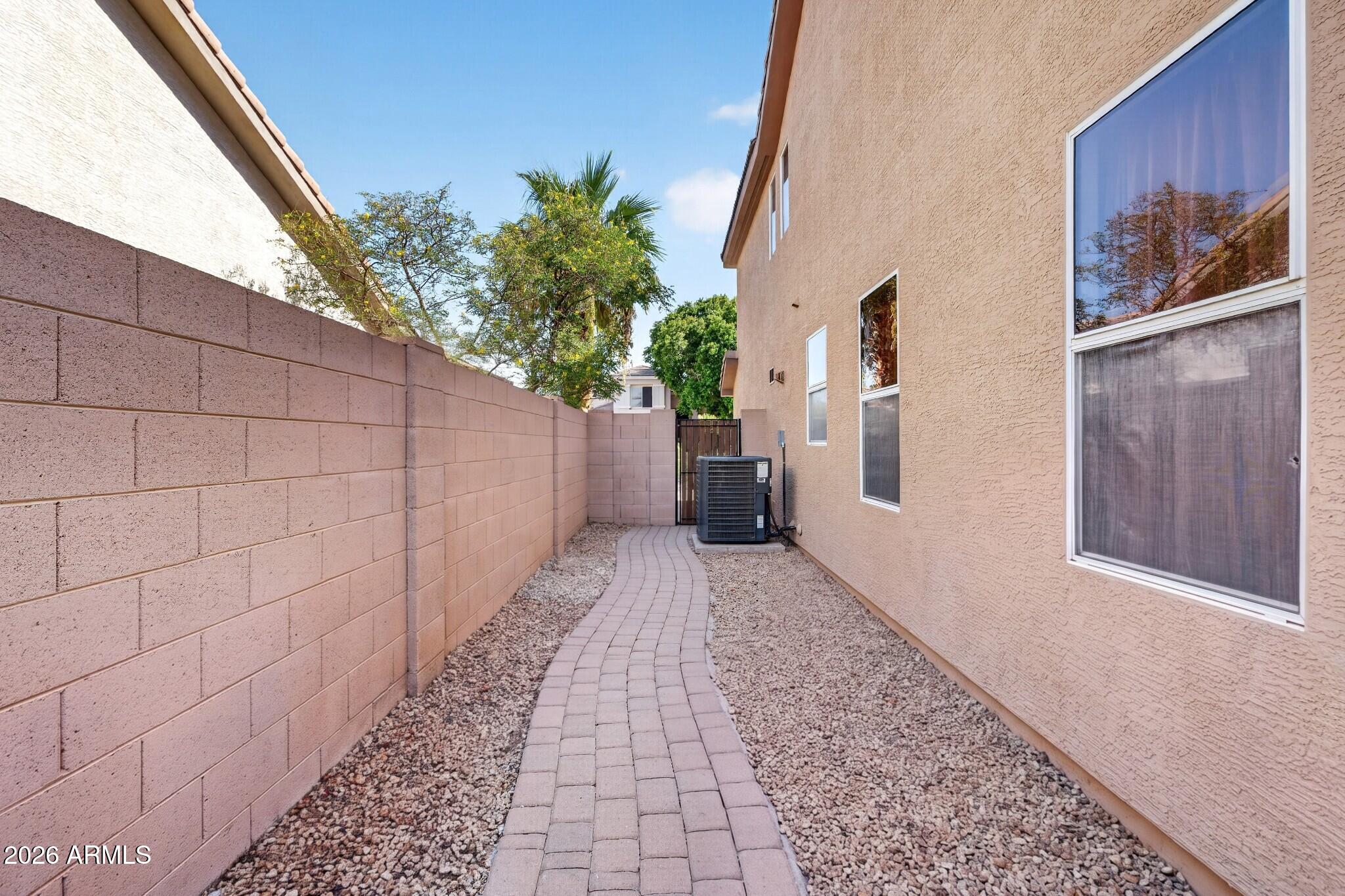 1368 W ENFIELD Way