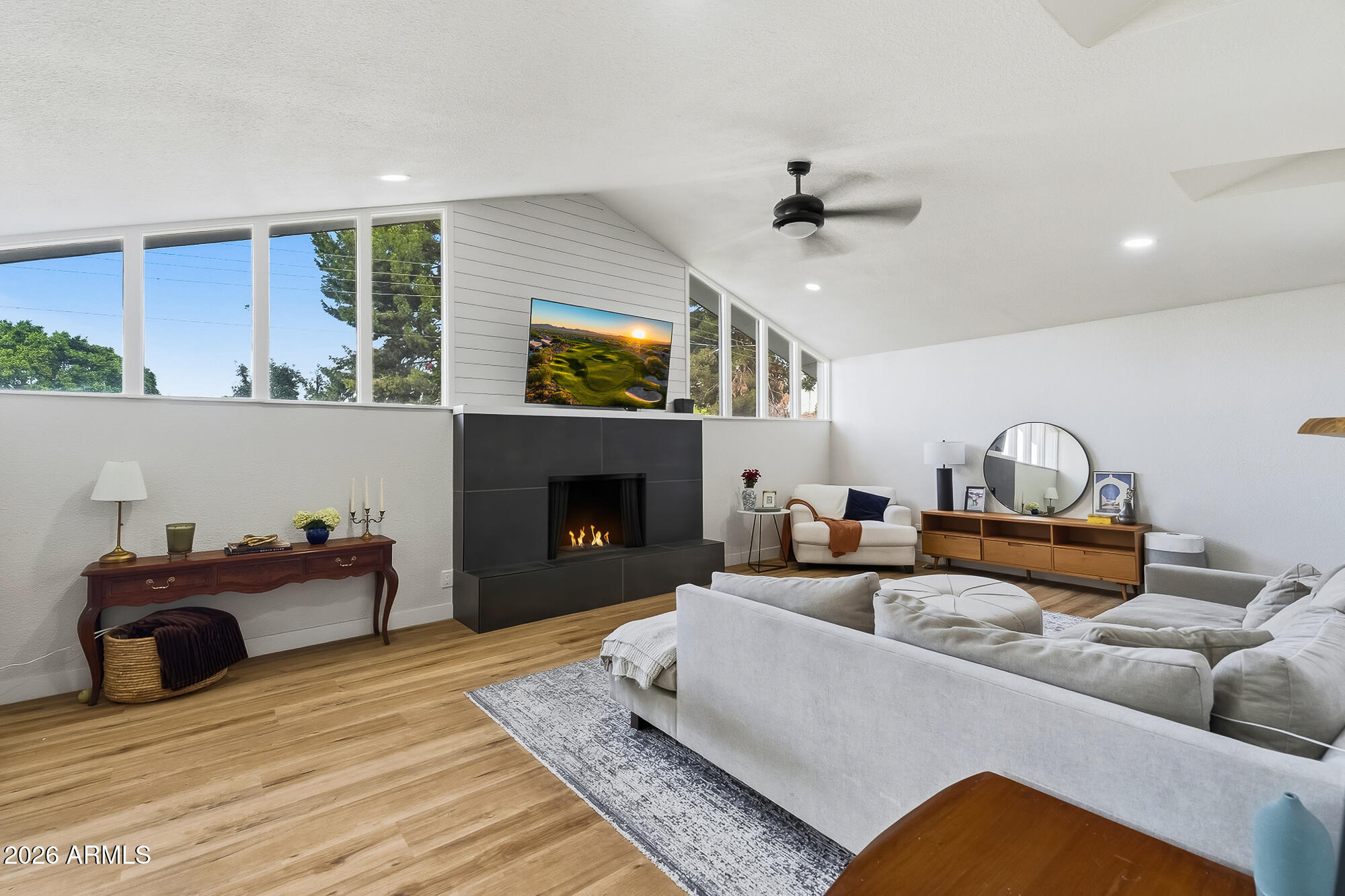 4608 E WILSHIRE Drive