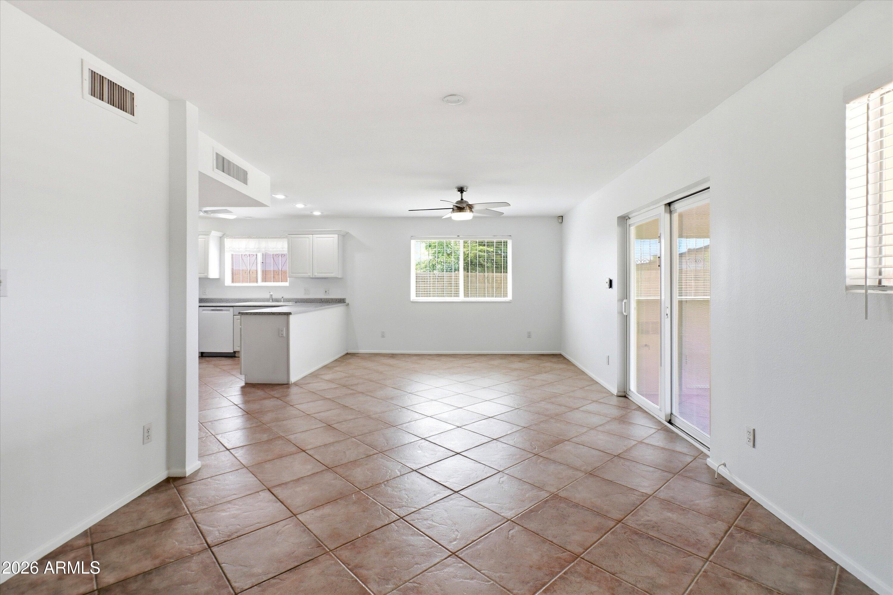 2318 W DAHLIA Drive