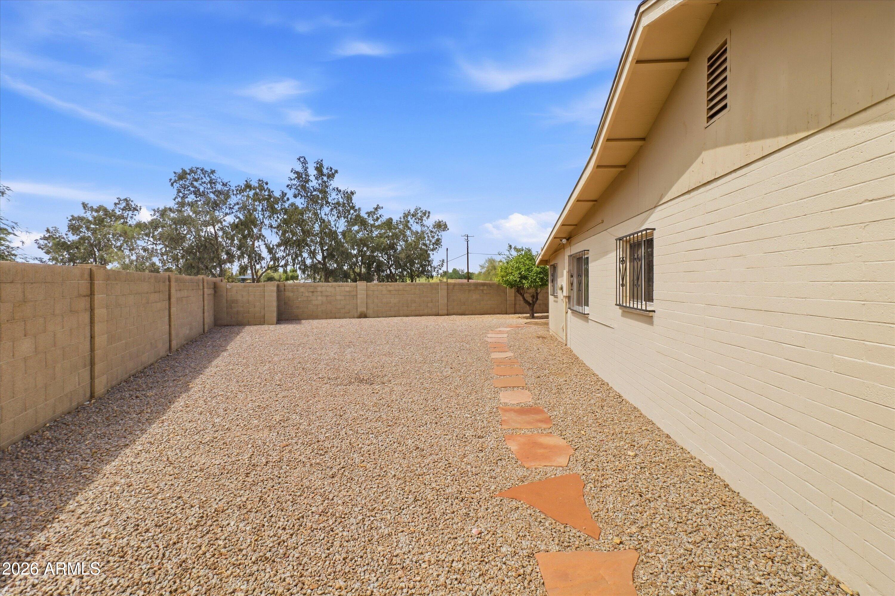2318 W DAHLIA Drive
