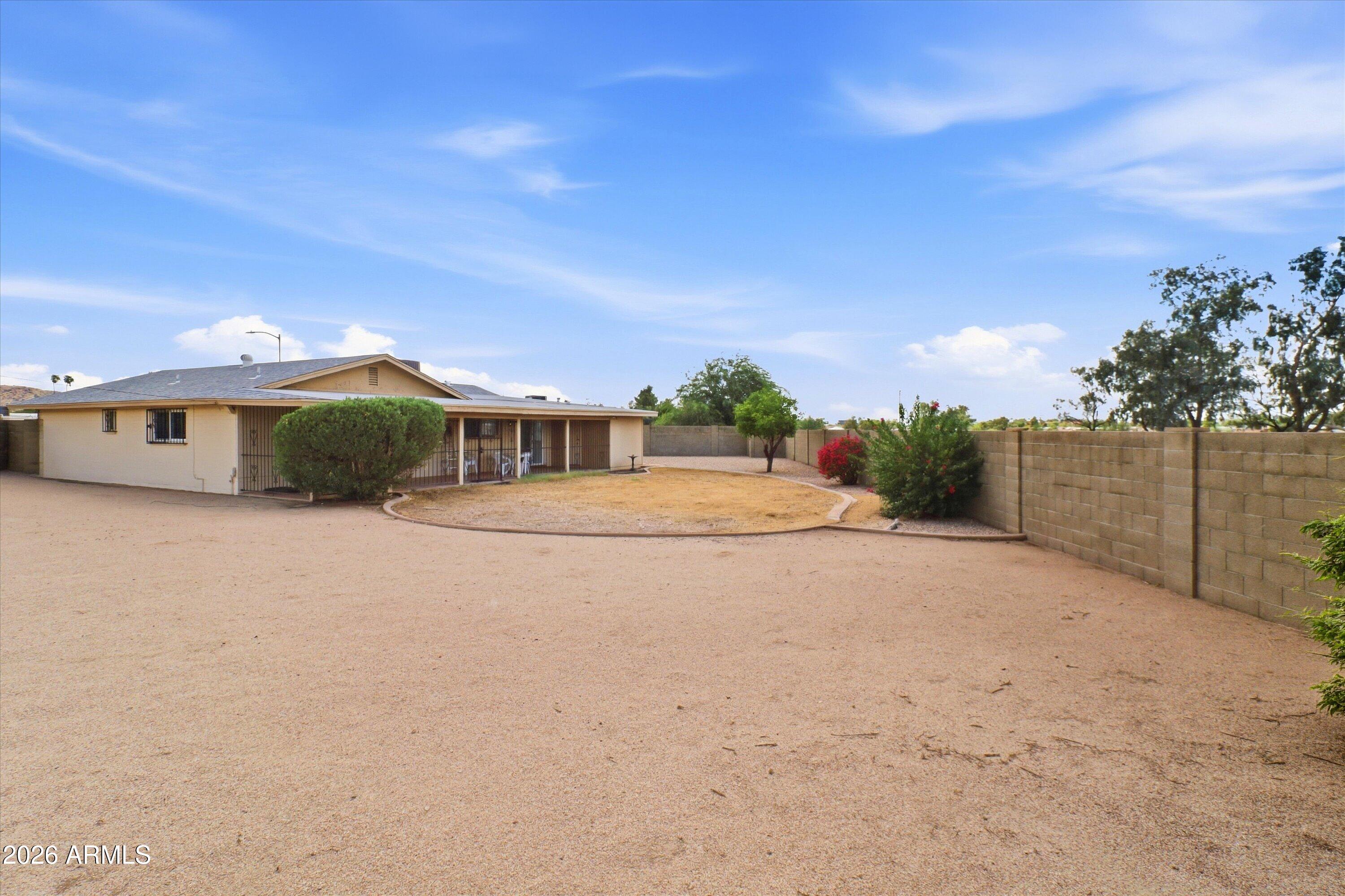 2318 W DAHLIA Drive