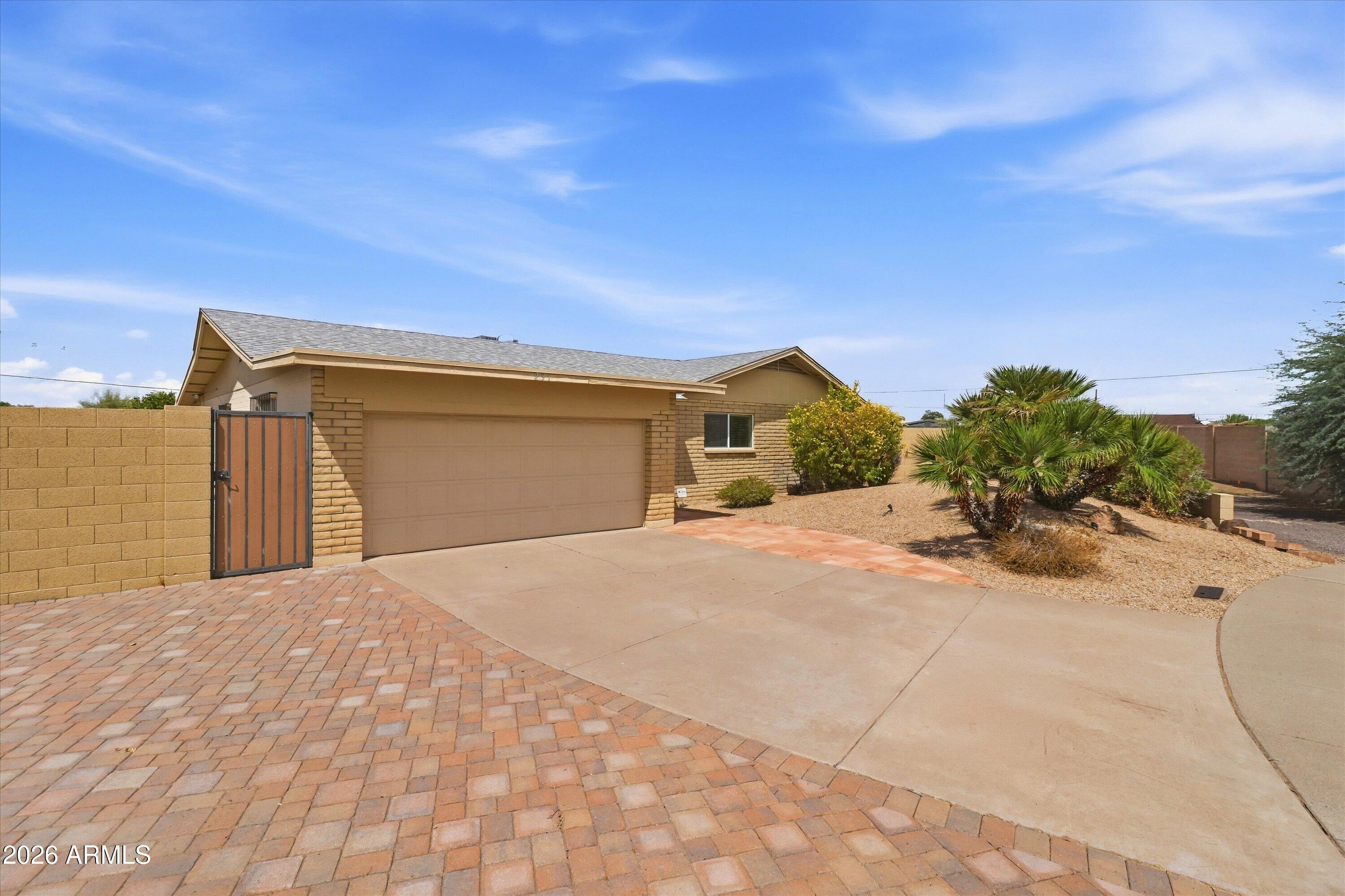 2318 W DAHLIA Drive