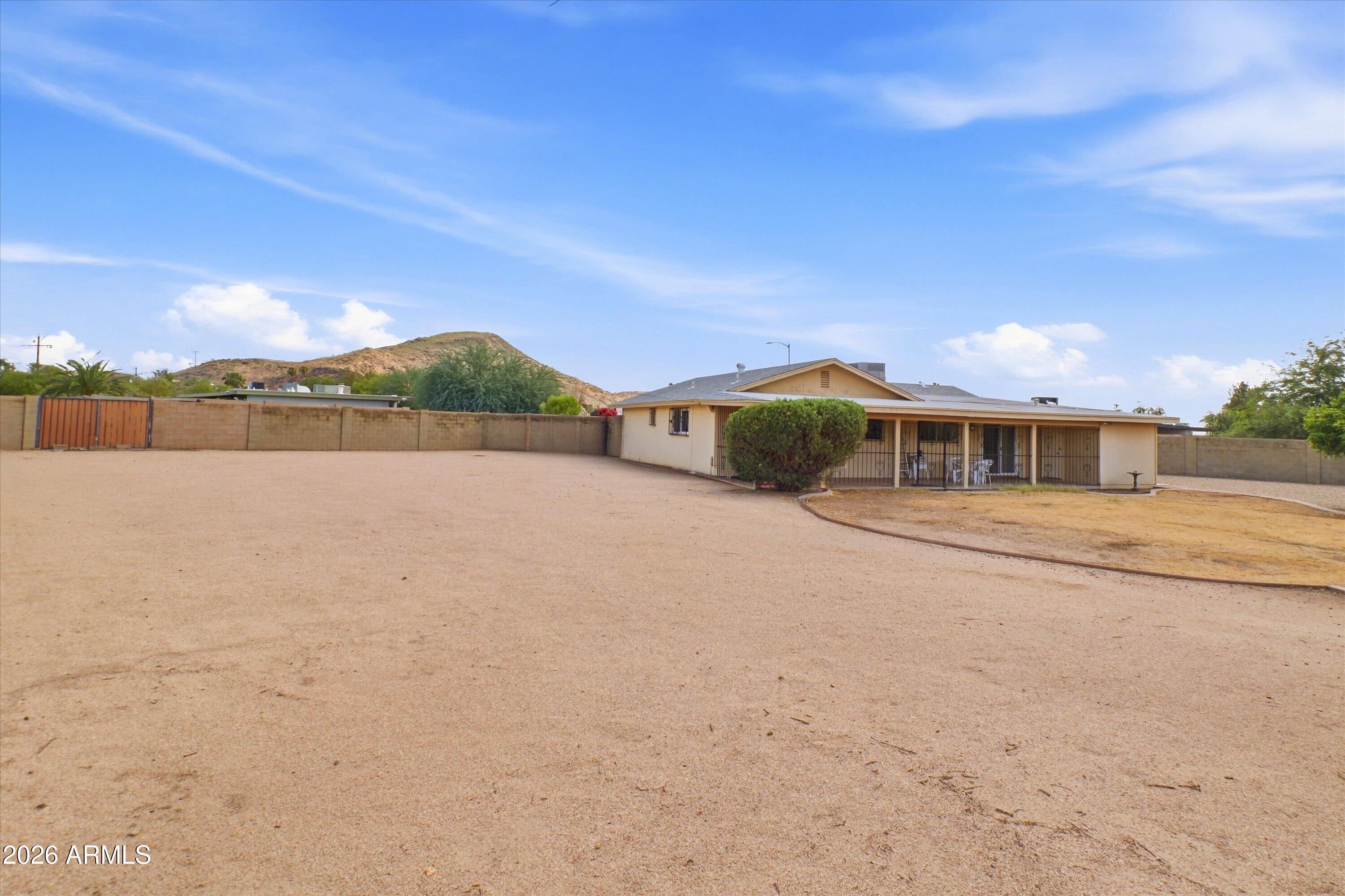 2318 W DAHLIA Drive