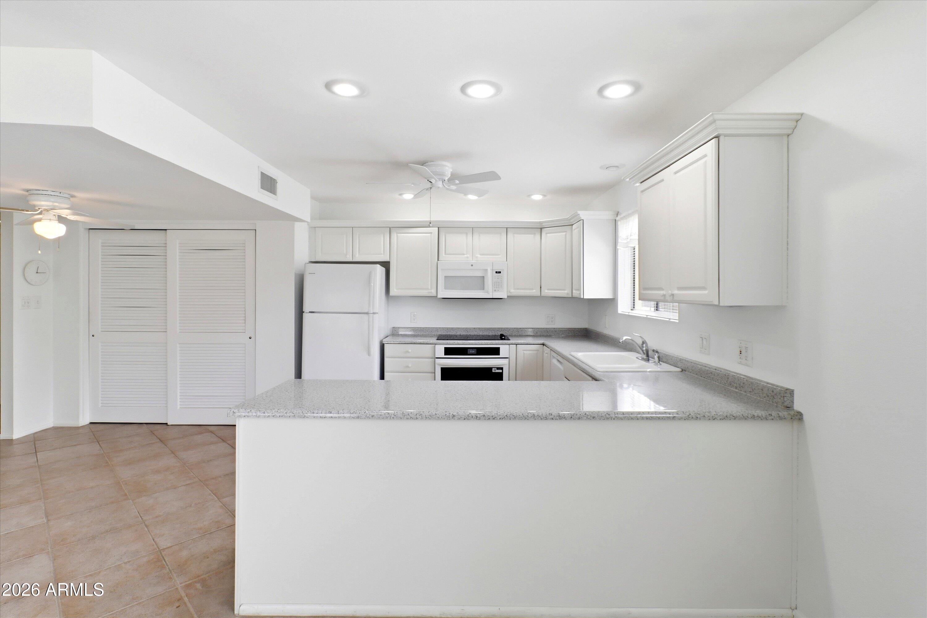 2318 W DAHLIA Drive