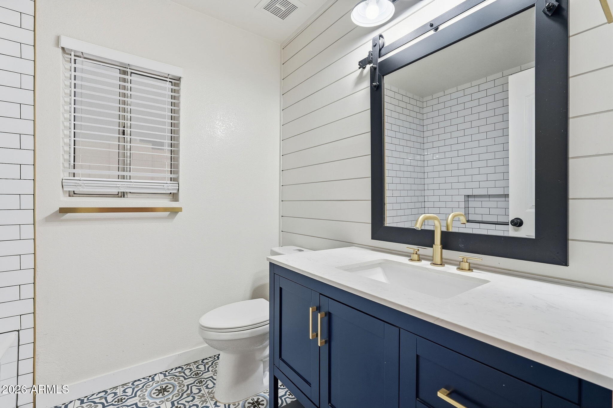 631 W LIBERTY Lane