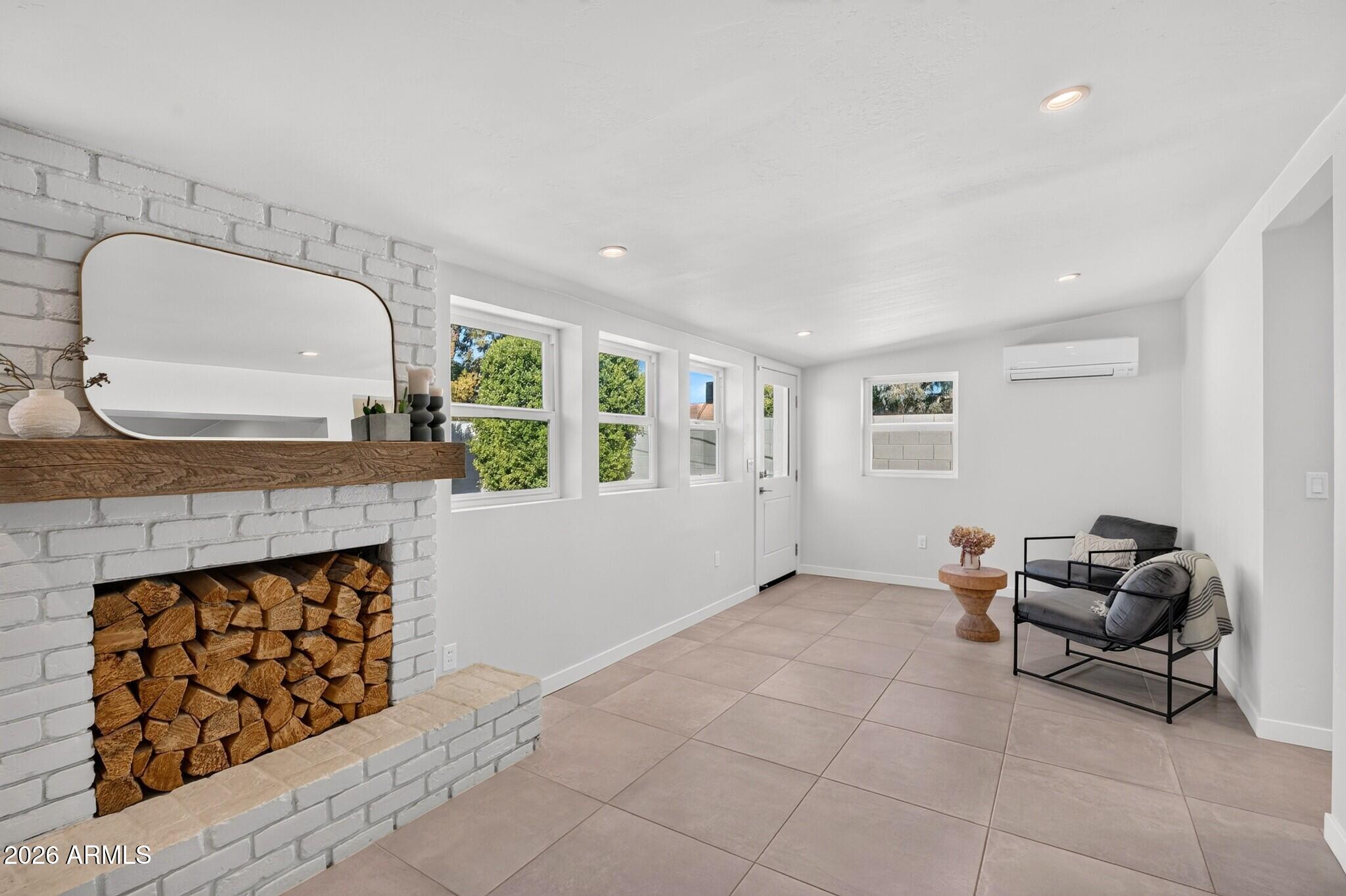 2734 E HIGHLAND Avenue