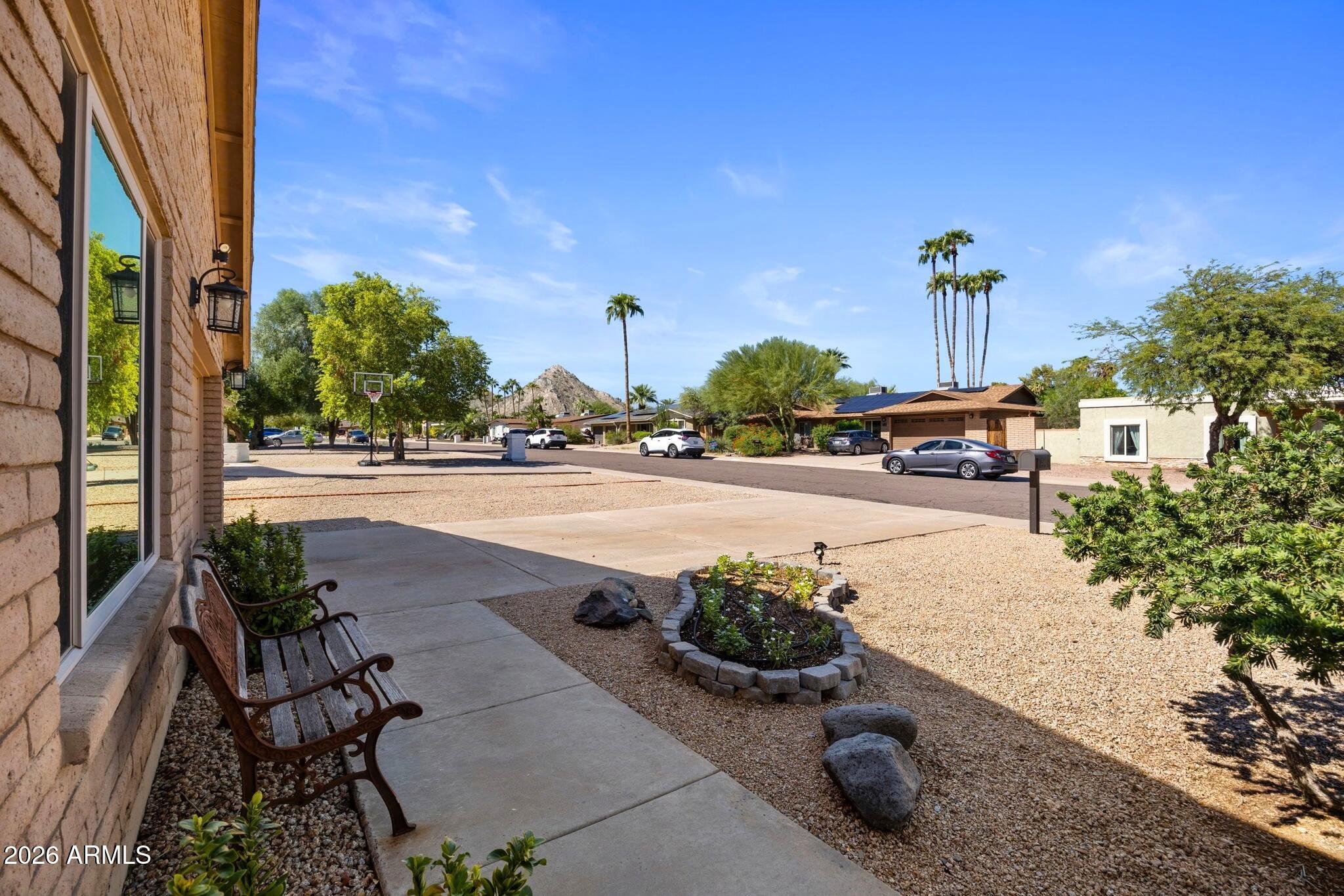 2543 E MERCER Lane