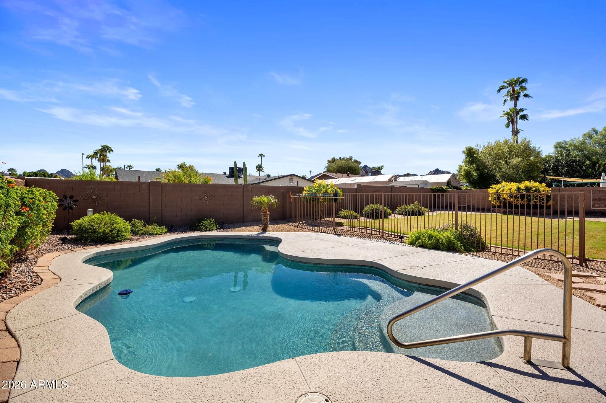 2543 E MERCER Lane