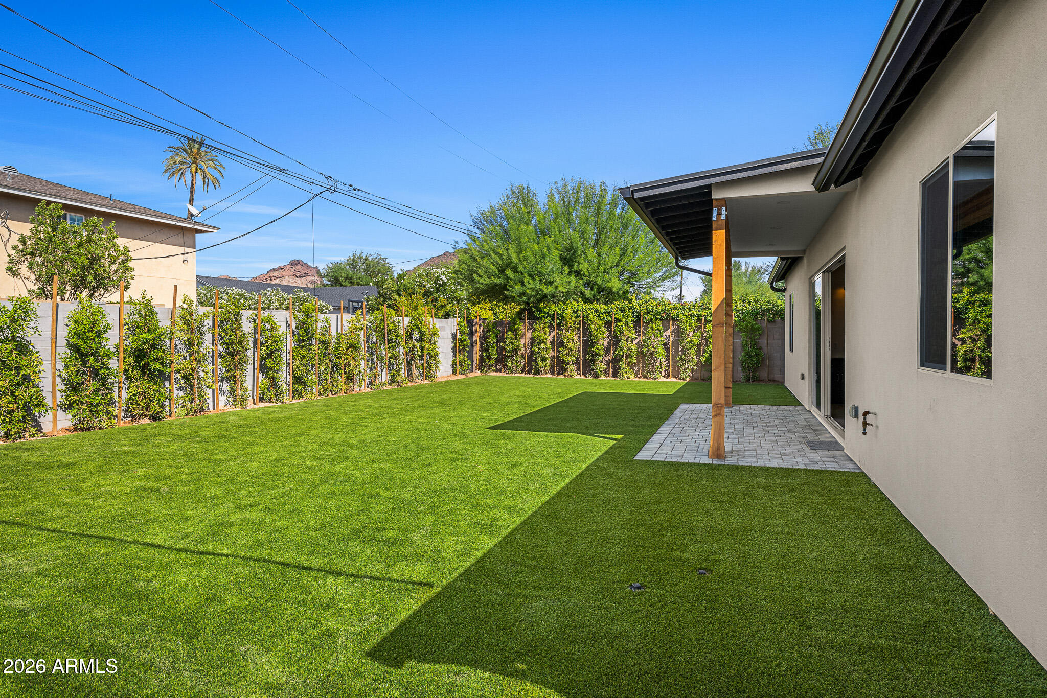 4048 E MINNEZONA Avenue