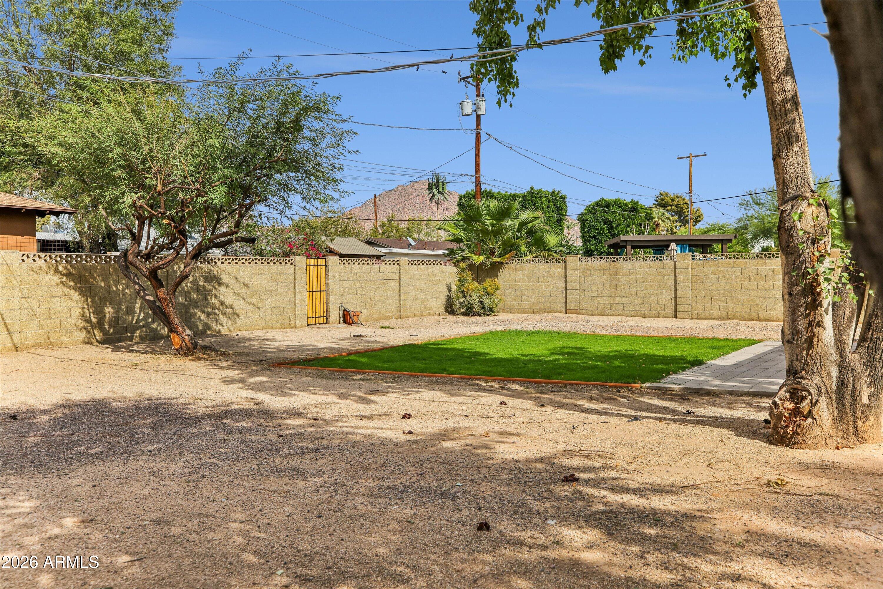 4002 E DEVONSHIRE Avenue