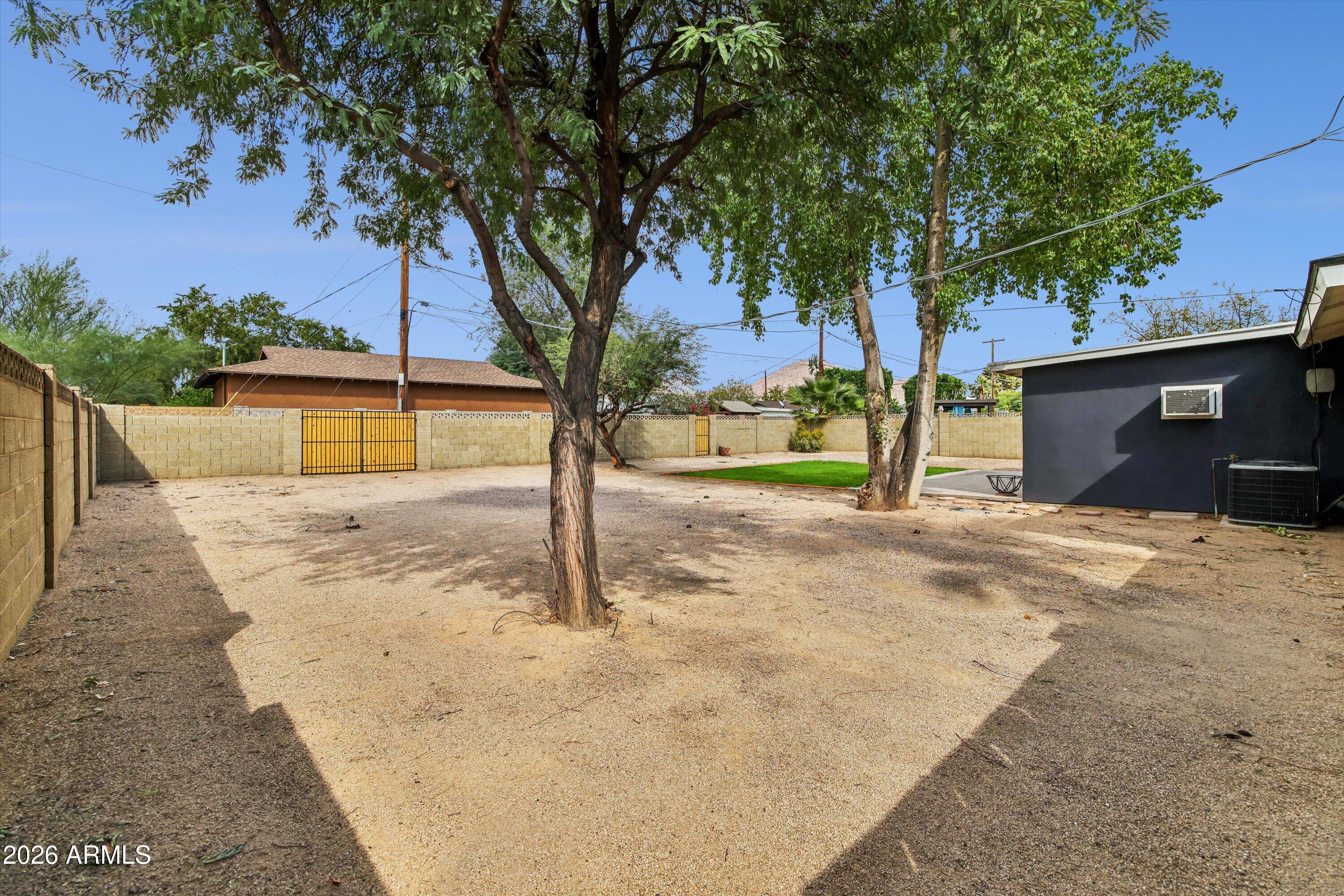 4002 E DEVONSHIRE Avenue