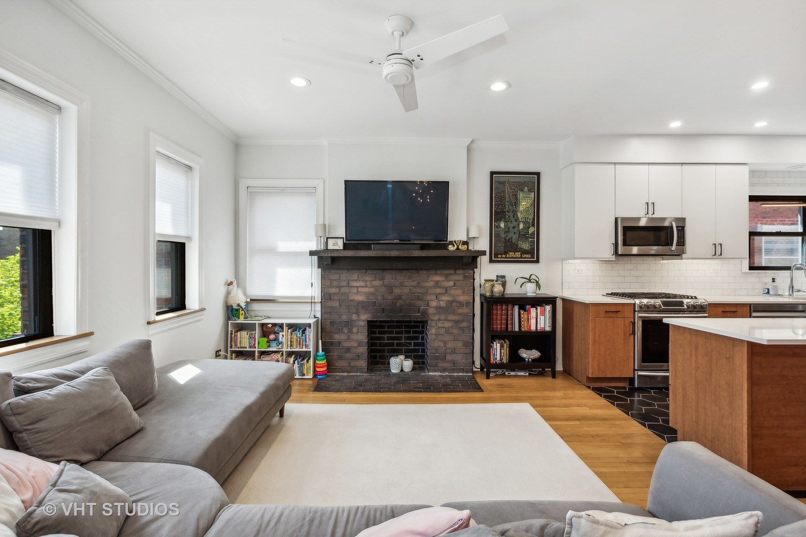 822 Hinman Avenue Unit: 3S