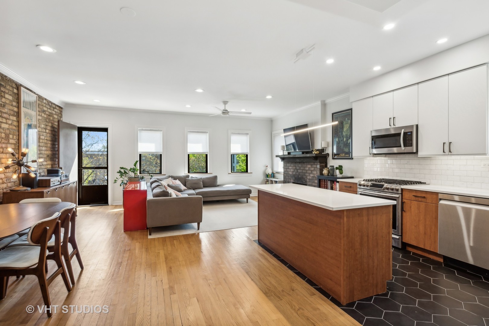 822 Hinman Avenue Unit: 3S